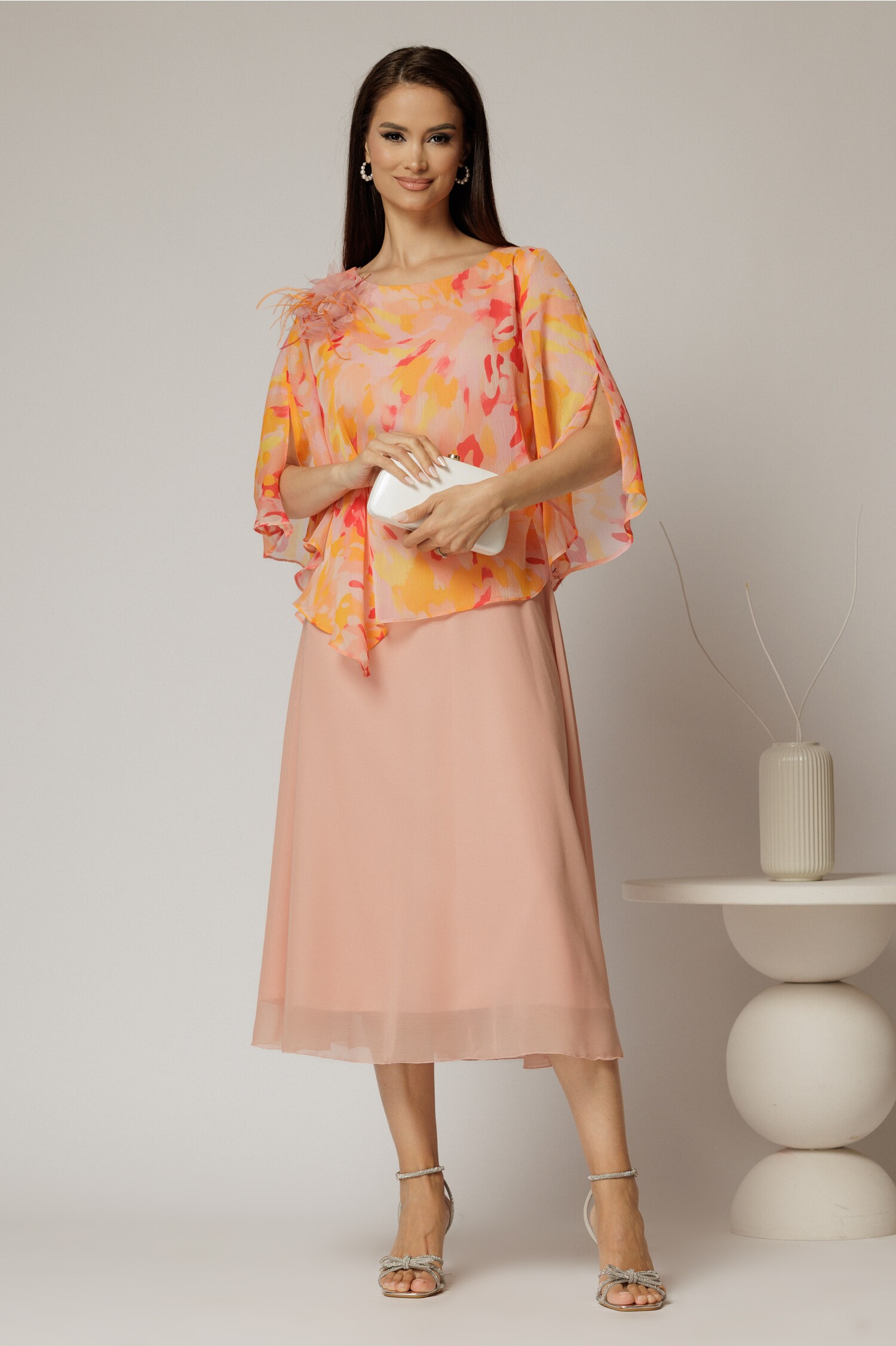 Rochie midi roz somon cu voal și imprimeuri oranj – DY Fashion Rochie midi roz somon cu voal și imprimeuri oranj – DY Fashion