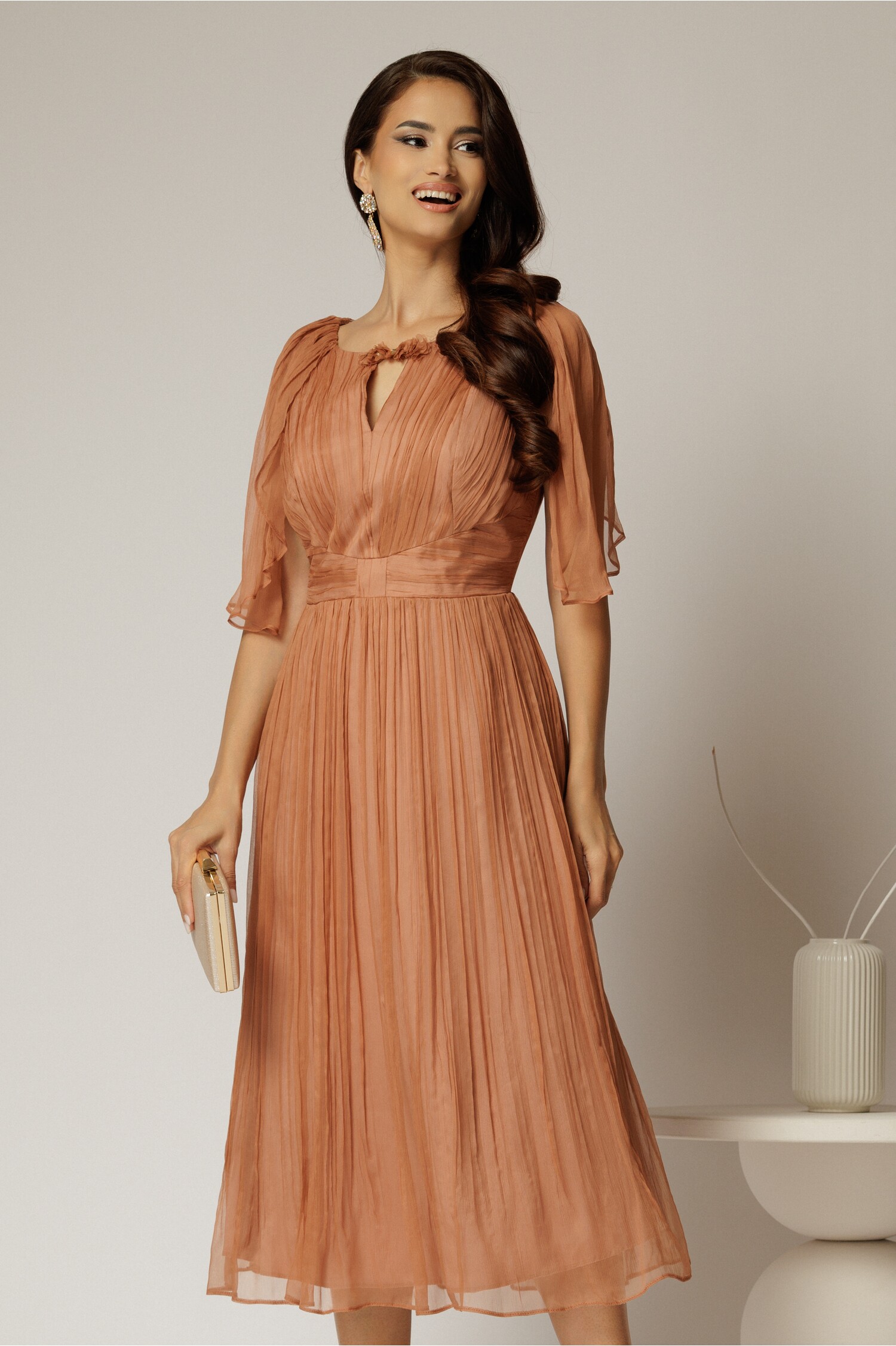 Rochie midi roz somon din mătase cu detaliu floral și decolteu în v – DY Fashion Rochie midi roz somon din mătase cu detaliu floral și decolteu în v – DY Fashion