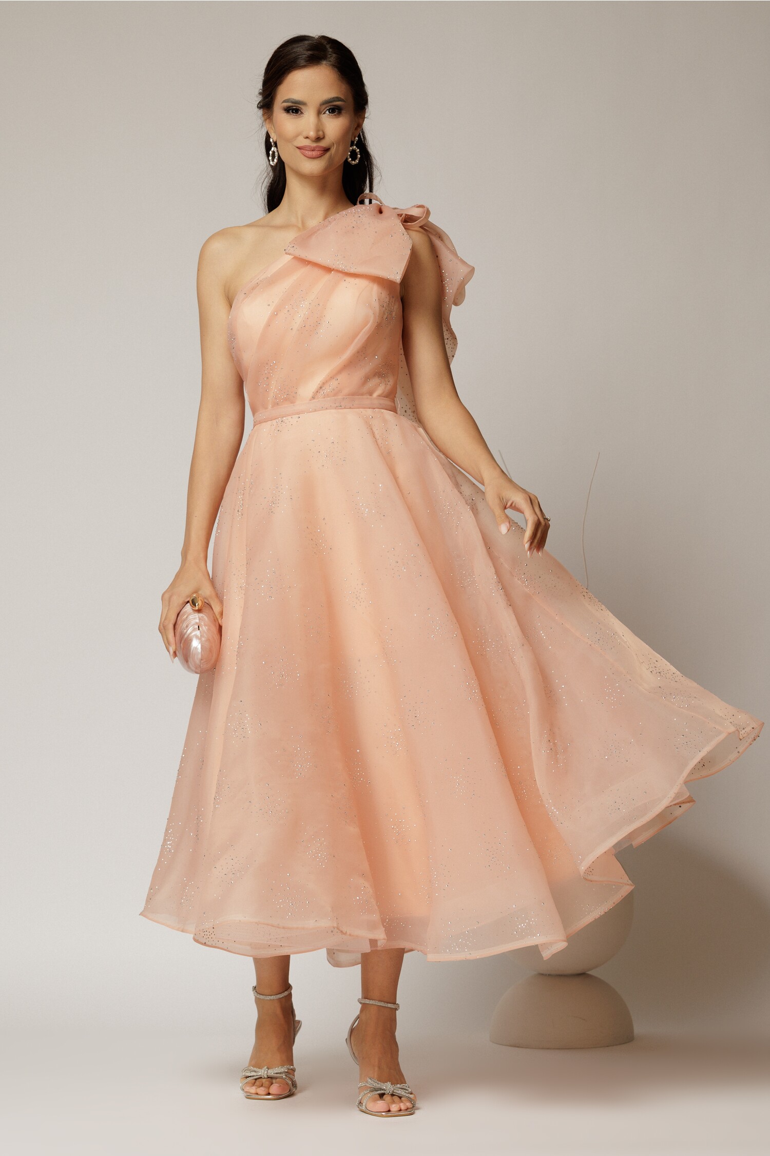 Rochie midi din organza roz somon cu funda amplă și pietre strass Rochie midi din organza roz somon cu funda amplă și pietre strass