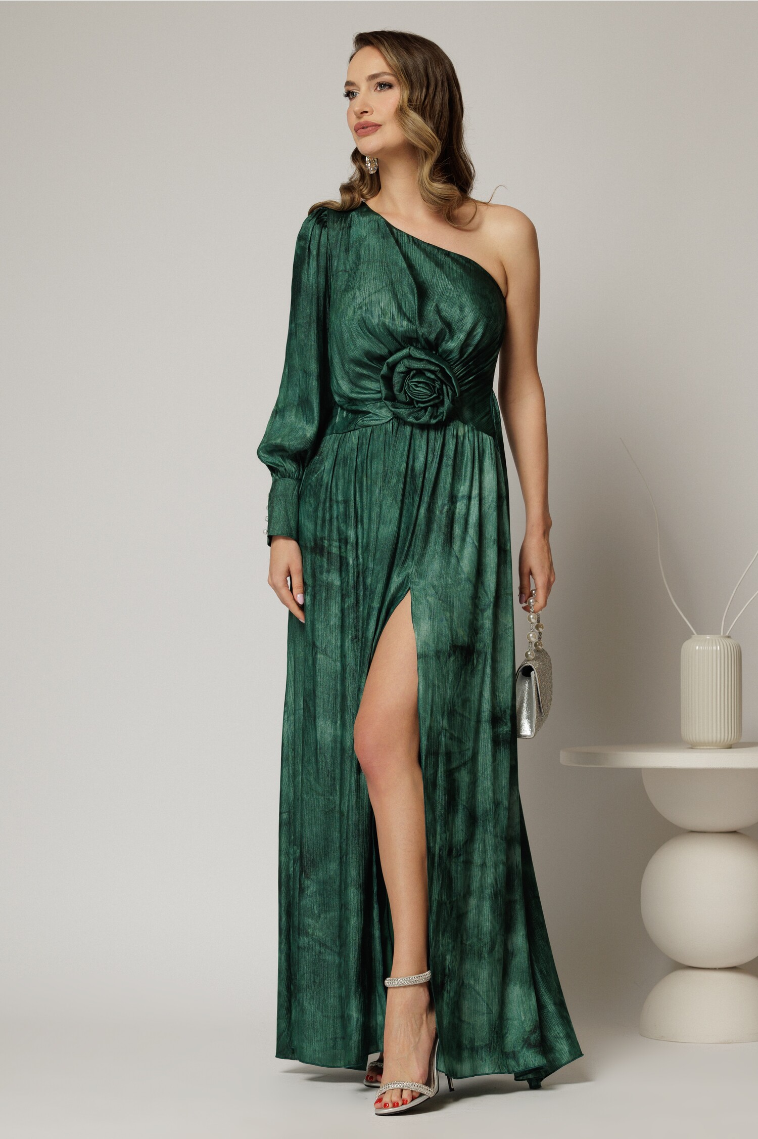 Rochie lungă de ocazie verde din satin cu floare maxi pe talie Rochie lungă de ocazie verde din satin cu floare maxi pe talie