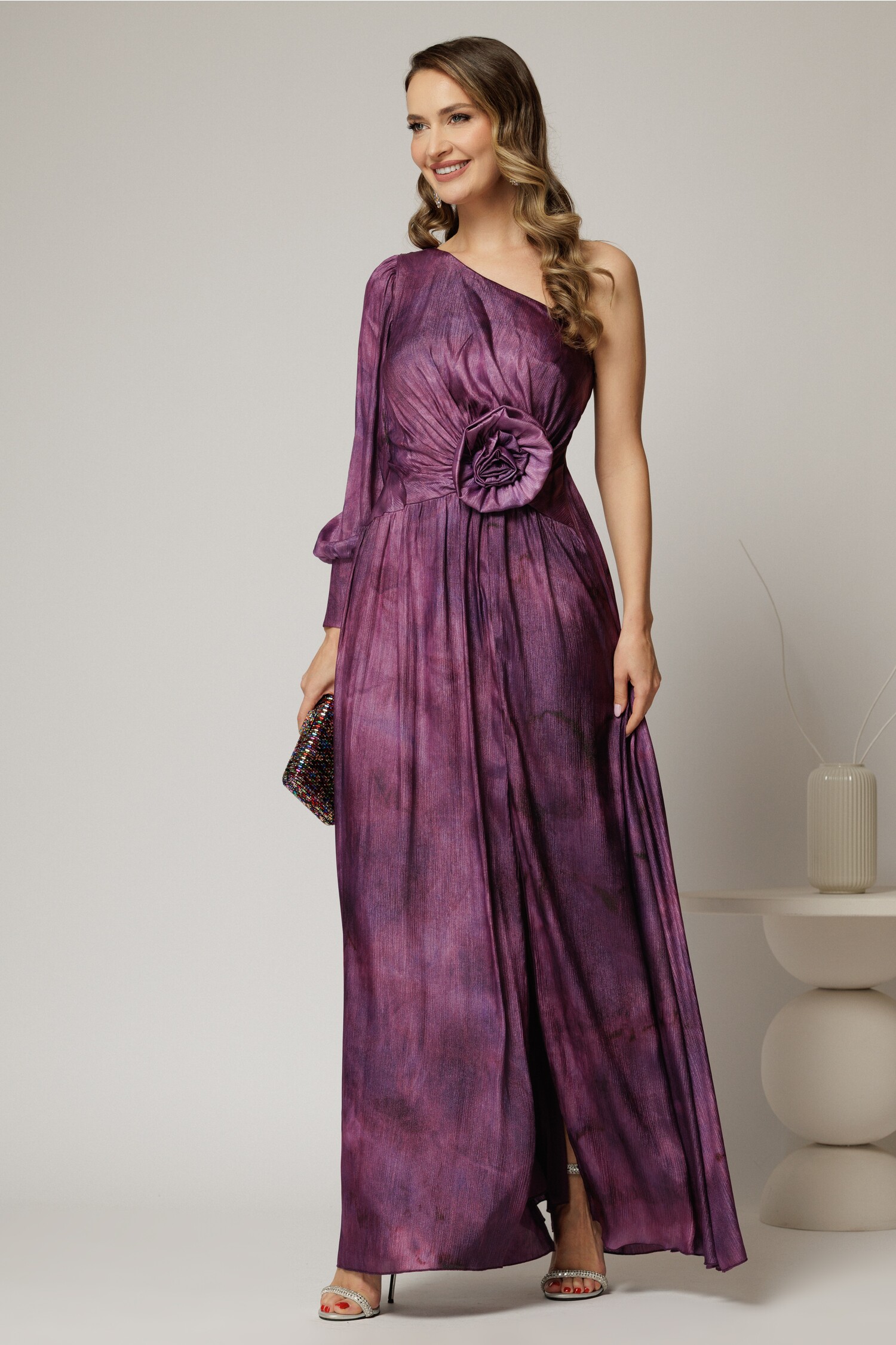 Rochie lungă de ocazie mov din satin cu floare maxi pe talie Rochie lungă de ocazie mov din satin cu floare maxi pe talie