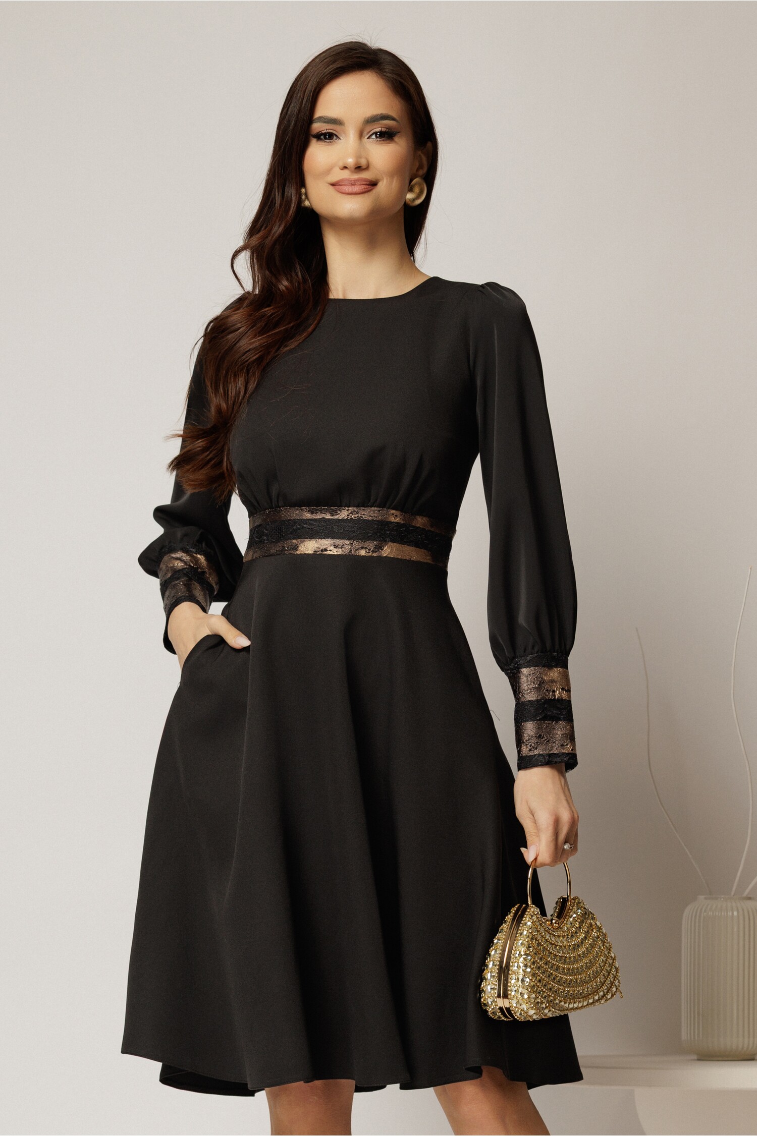 Rochie cloche neagră cu inserții aurii și dantelă Rochie cloche neagră cu inserții aurii și dantelă