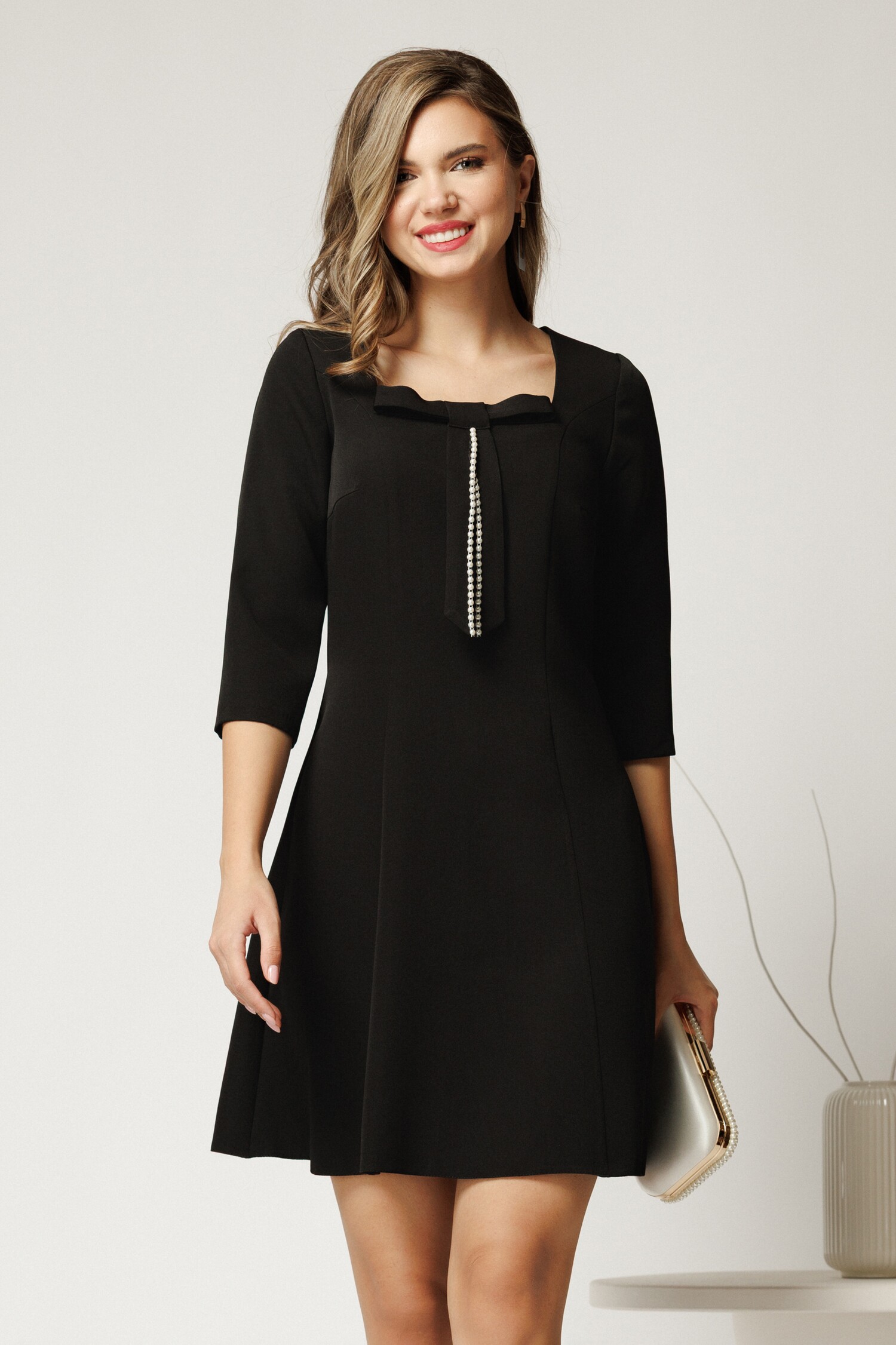 Rochie scurtă neagră cu funda și perle Rochie scurtă neagră cu funda și perle
