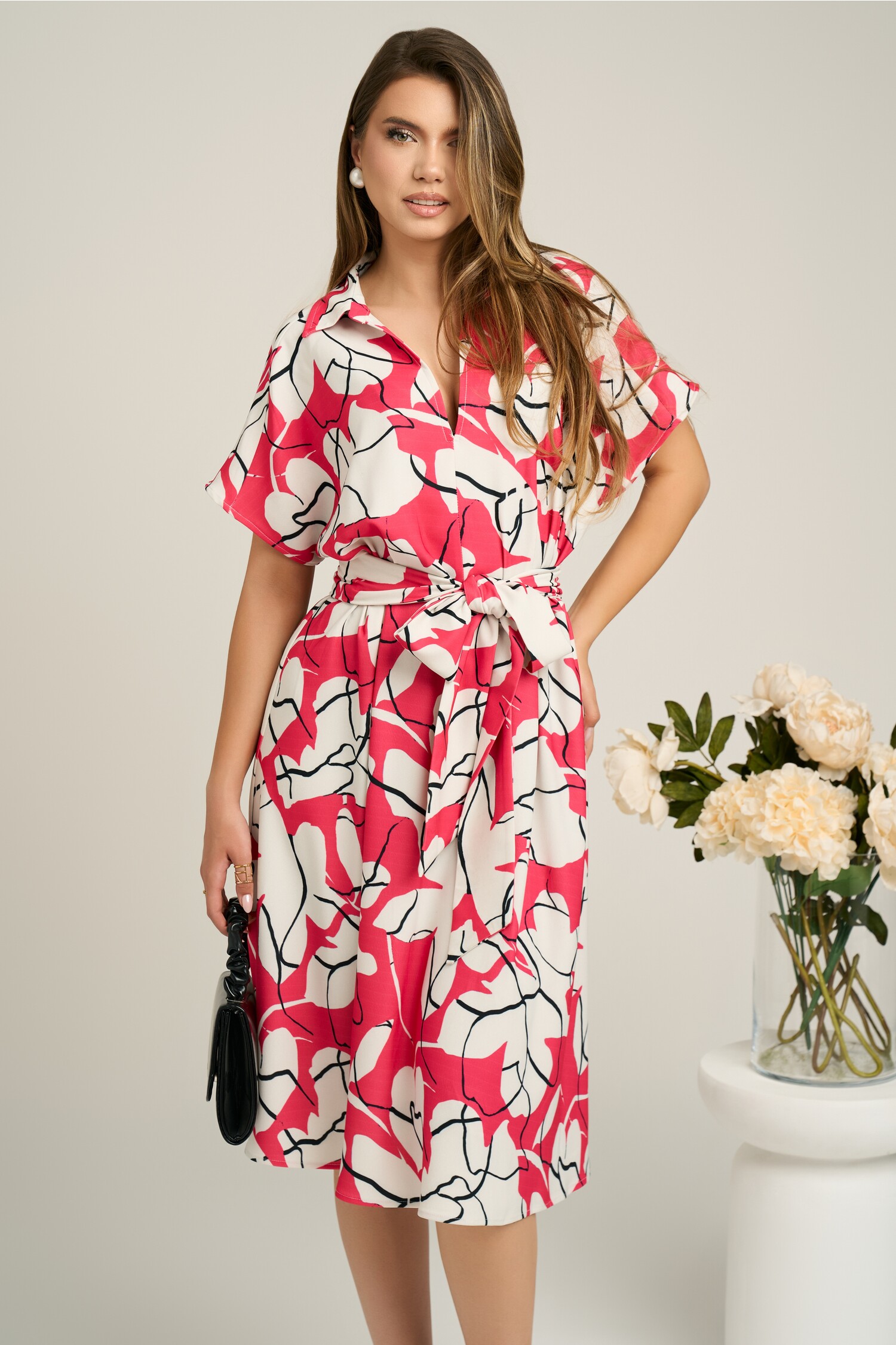 Rochie din vâscoză albă cu imprimeu fucsia și cordon în talie Rochie din vâscoză albă cu imprimeu fucsia și cordon în talie