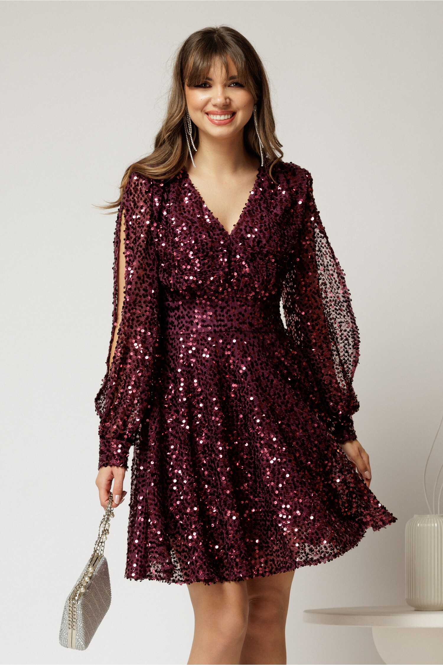 Rochie scurtă mov din paiete cu decolteu în v și mâneci crăpate Rochie scurtă mov din paiete cu decolteu în v și mâneci crăpate