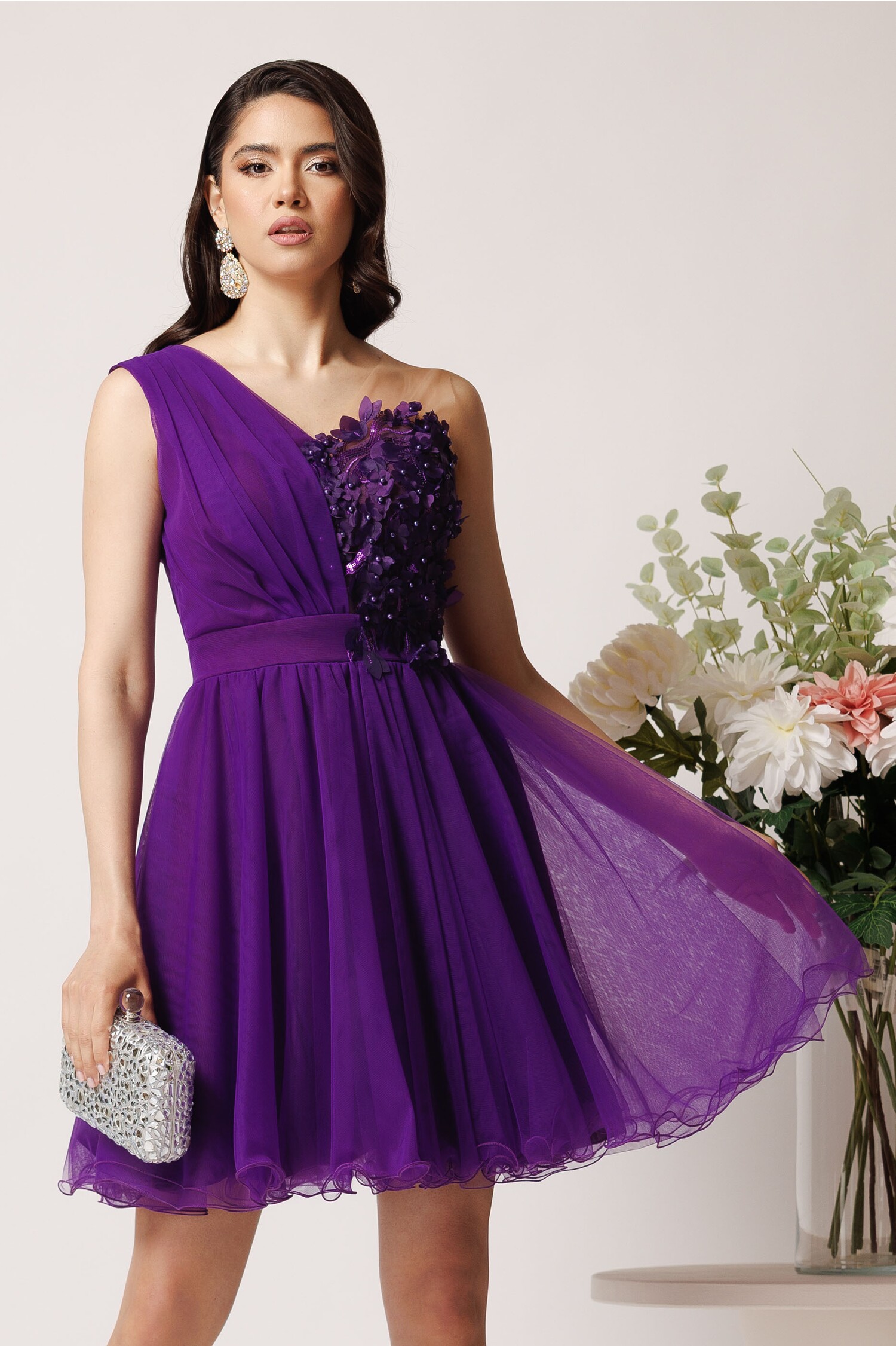 Rochie scurtă mov din tull în clos cu flori pe bust – Ella Collection Serena Rochie scurtă mov din tull în clos cu flori pe bust – Ella Collection Serena