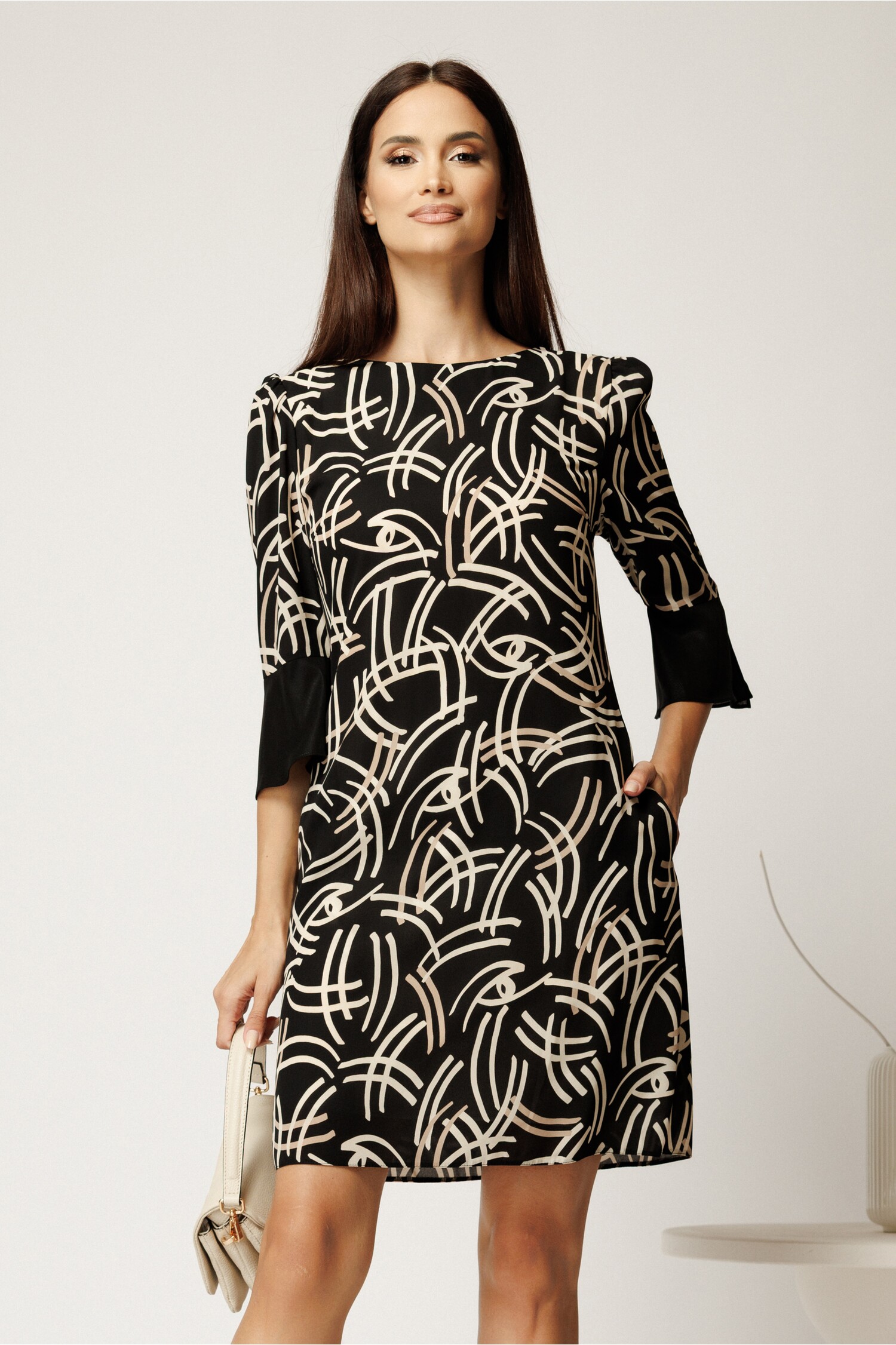 Rochie scurtă neagră din voal cu model ivory și croi cambrat Rochie scurtă neagră din voal cu model ivory și croi cambrat