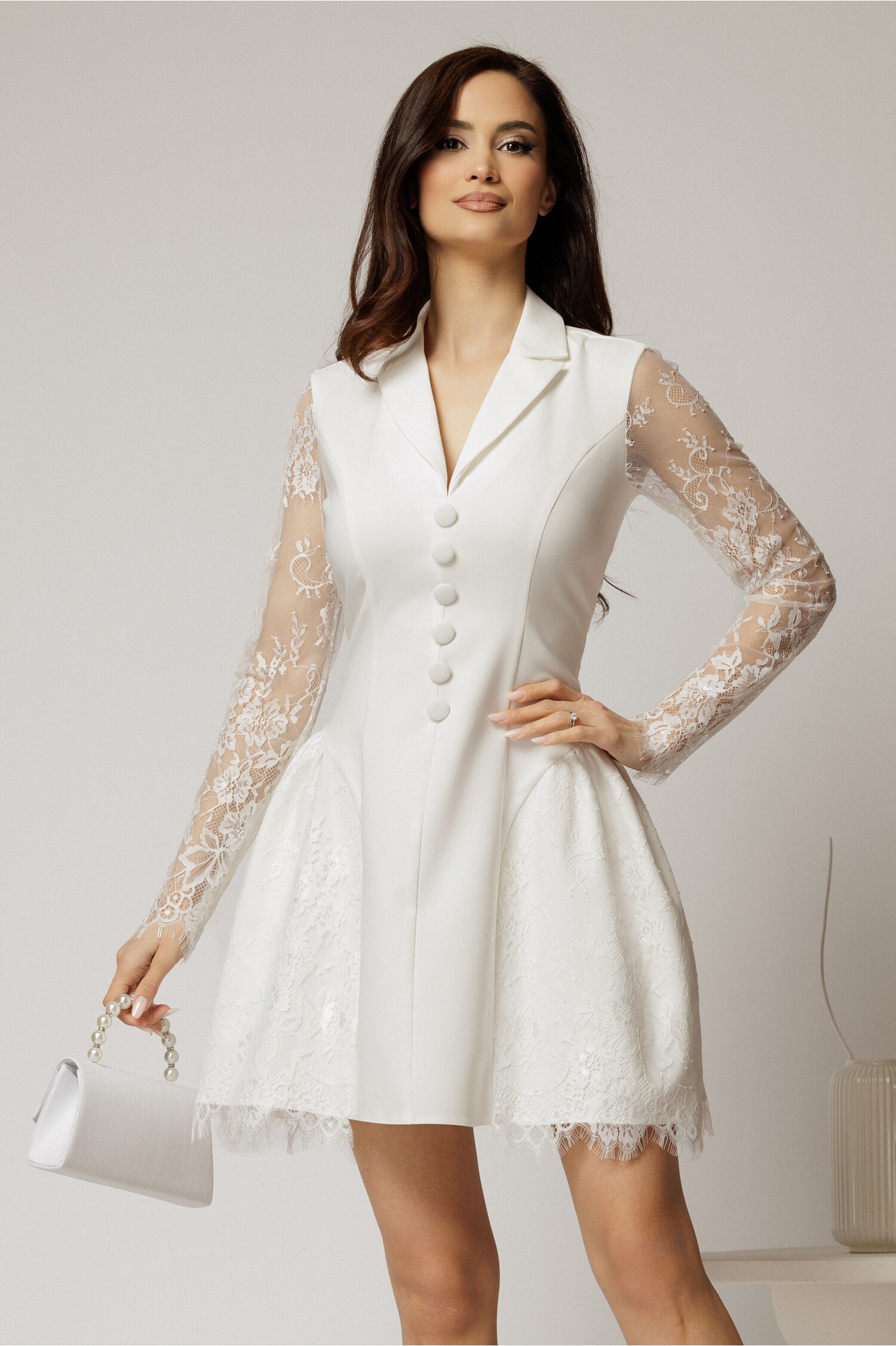 Rochie scurtă albă cu mâneci din dantelă și nasturi decorativi Rochie scurtă albă cu mâneci din dantelă și nasturi decorativi