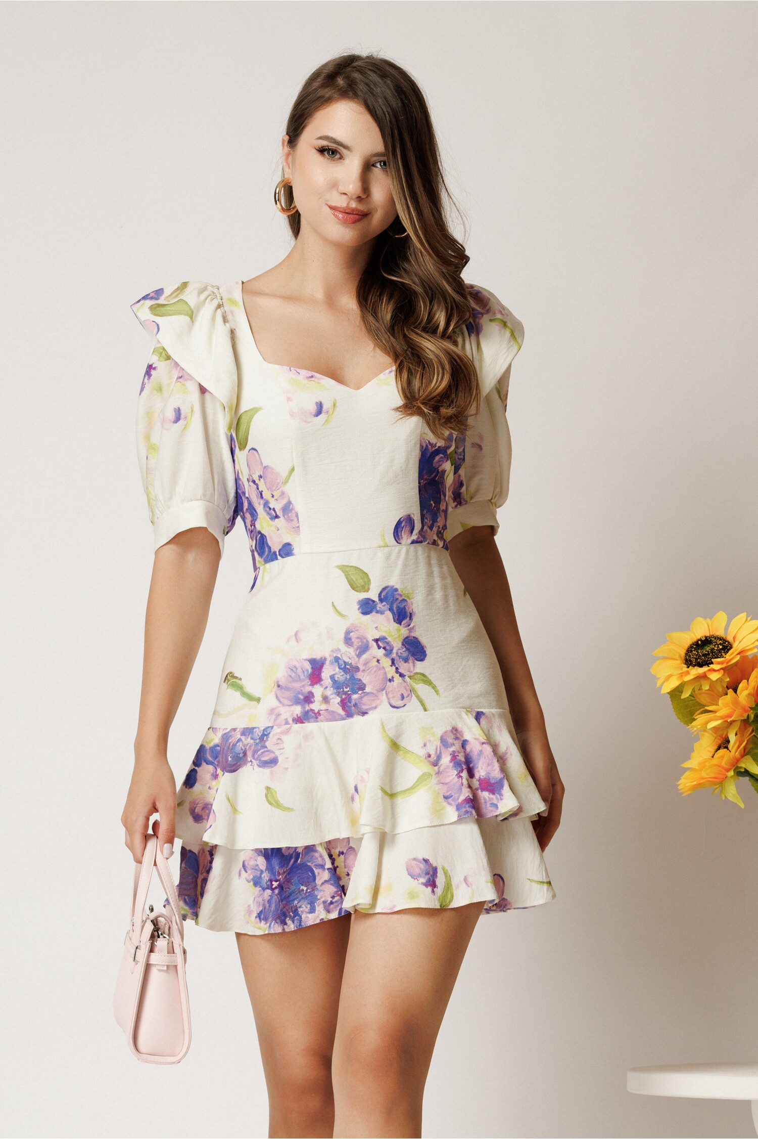 Rochie scurtă albă din rayon cu flori mov și volane Rochie scurtă albă din rayon cu flori mov și volane