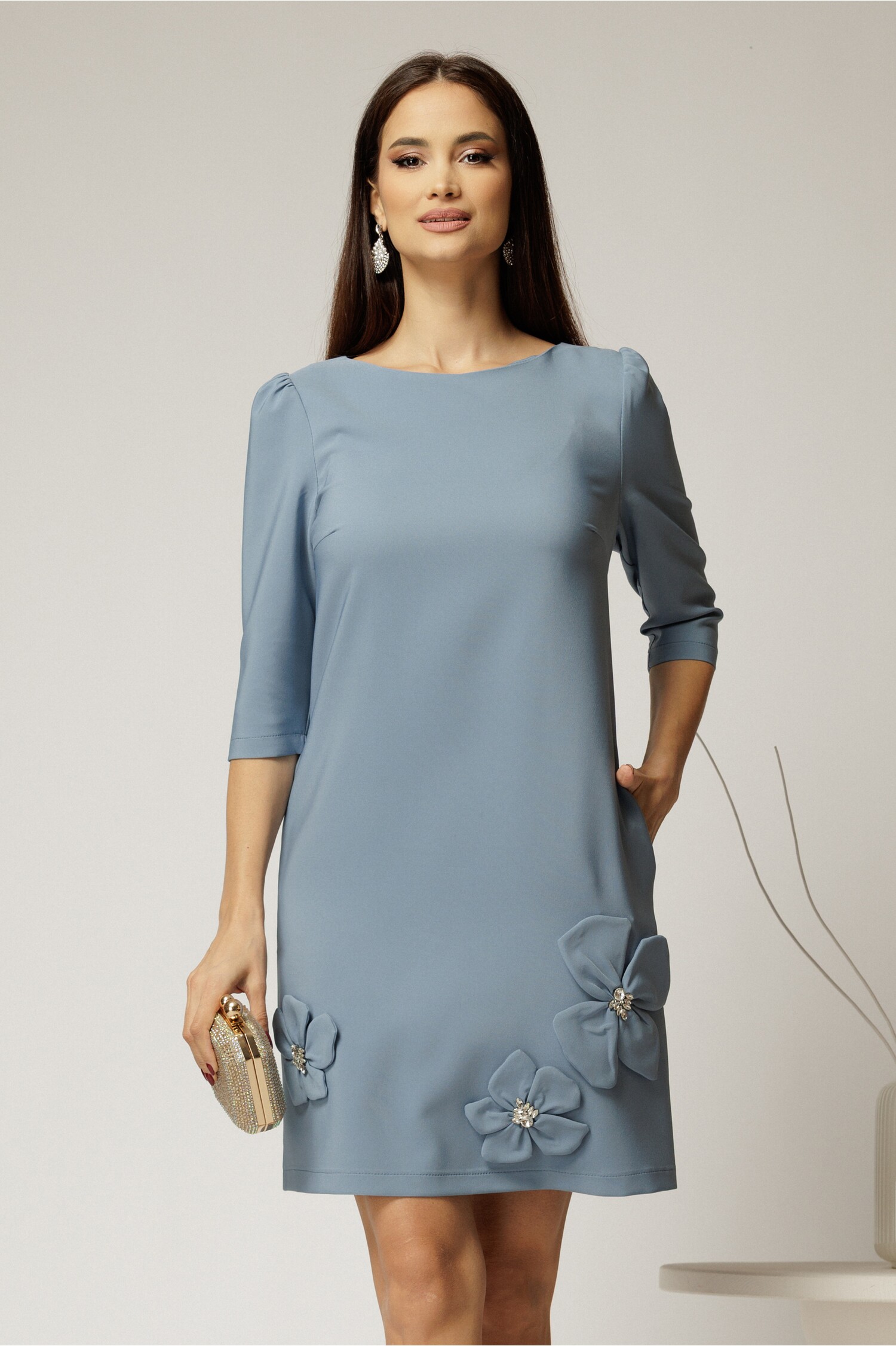 Rochie scurtă bleu cu aplicații florale Rochie scurtă bleu cu aplicații florale