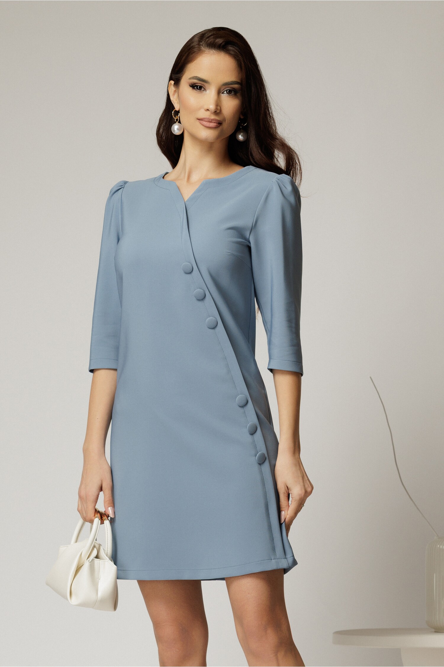 Rochie scurtă bleu cu nasturi decorativi și croi cambrat – DY Fashion Rochie scurtă bleu cu nasturi decorativi și croi cambrat – DY Fashion