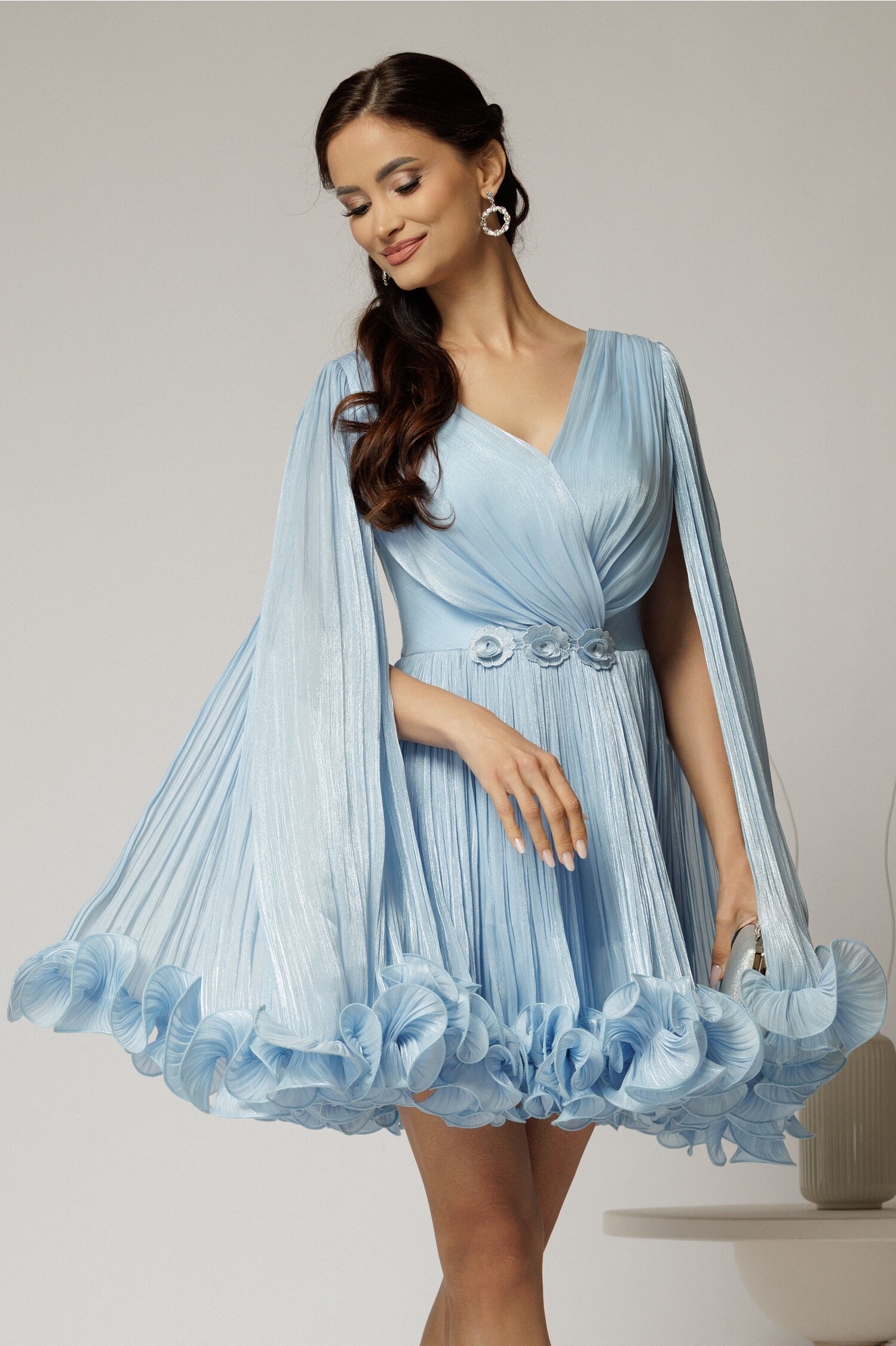 Rochie scurtă bleu de ocazie cu aplicații florale pe talie Rochie scurtă bleu de ocazie cu aplicații florale pe talie
