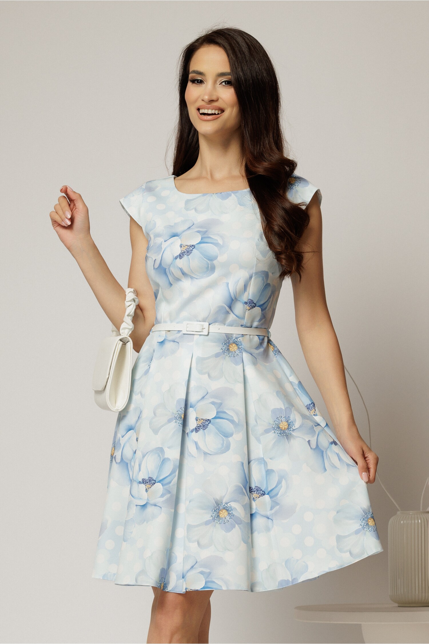 Rochie scurtă bleu în clos cu imprimeu floral și curea în talie Rochie scurtă bleu în clos cu imprimeu floral și curea în talie