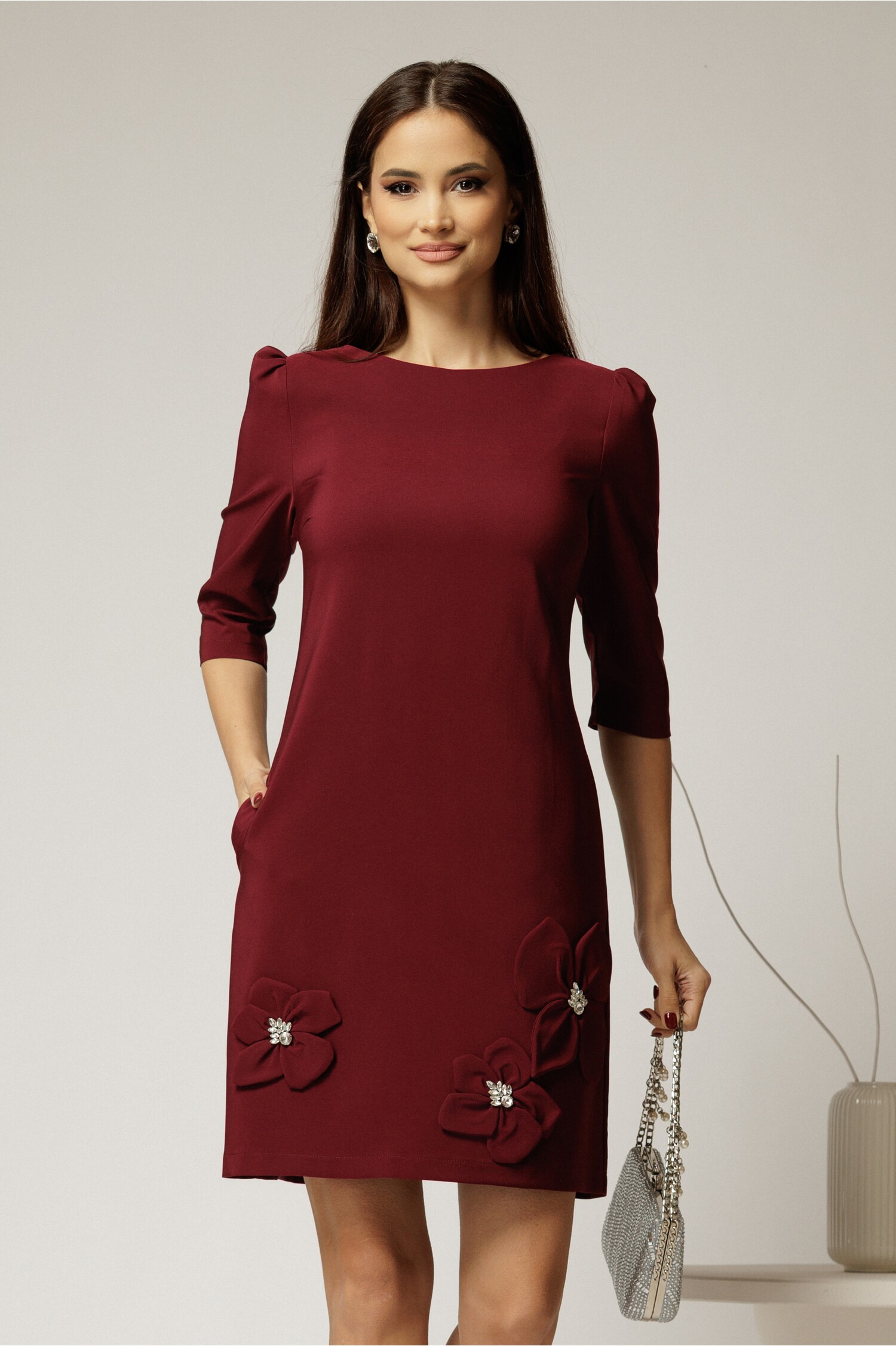 Rochie scurtă bordo cu aplicații florale rafinate Rochie scurtă bordo cu aplicații florale rafinate