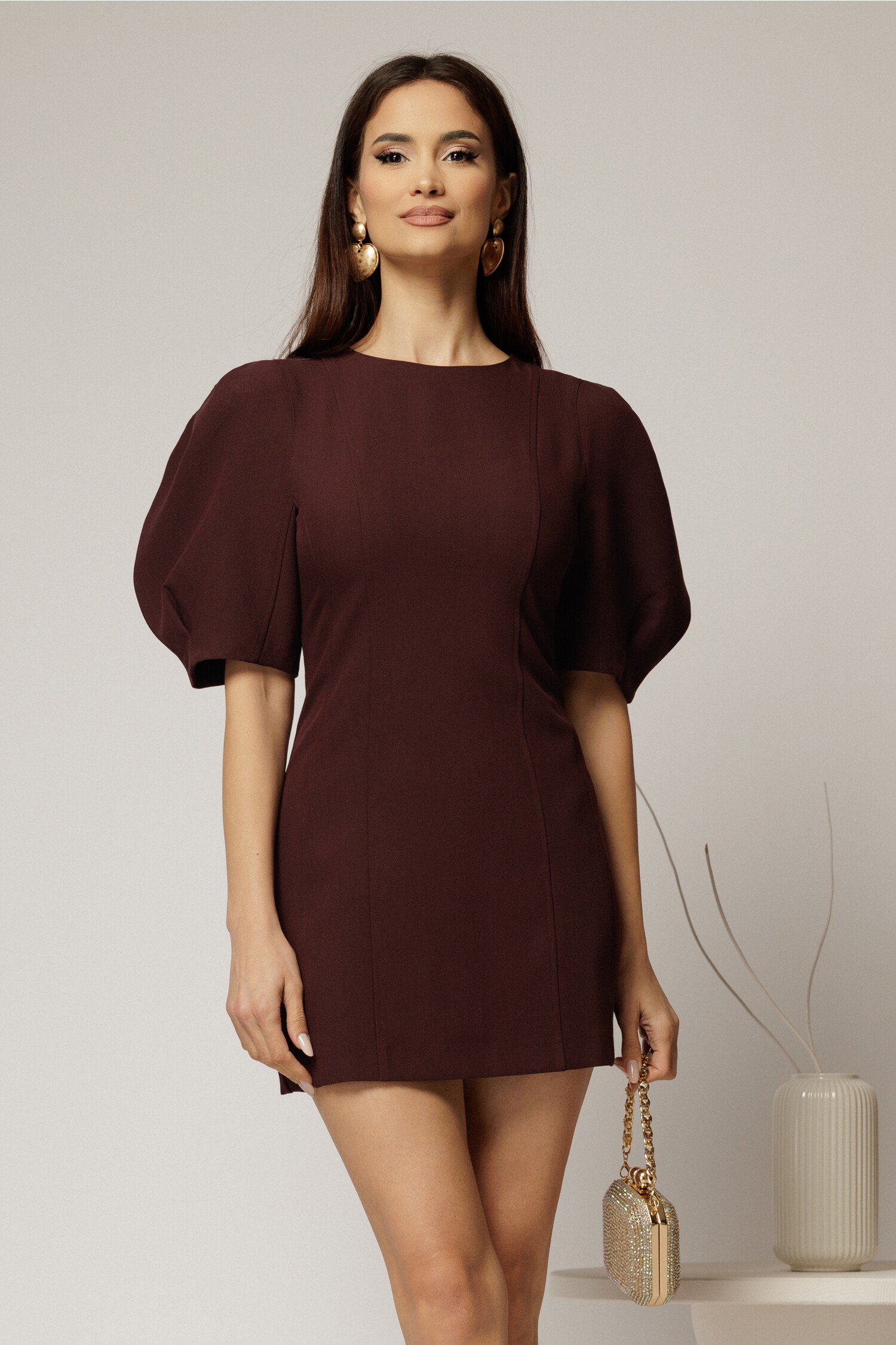 Rochie bordo scurtă cu croi cambrat și mâneci bufante Rochie bordo scurtă cu croi cambrat și mâneci bufante
