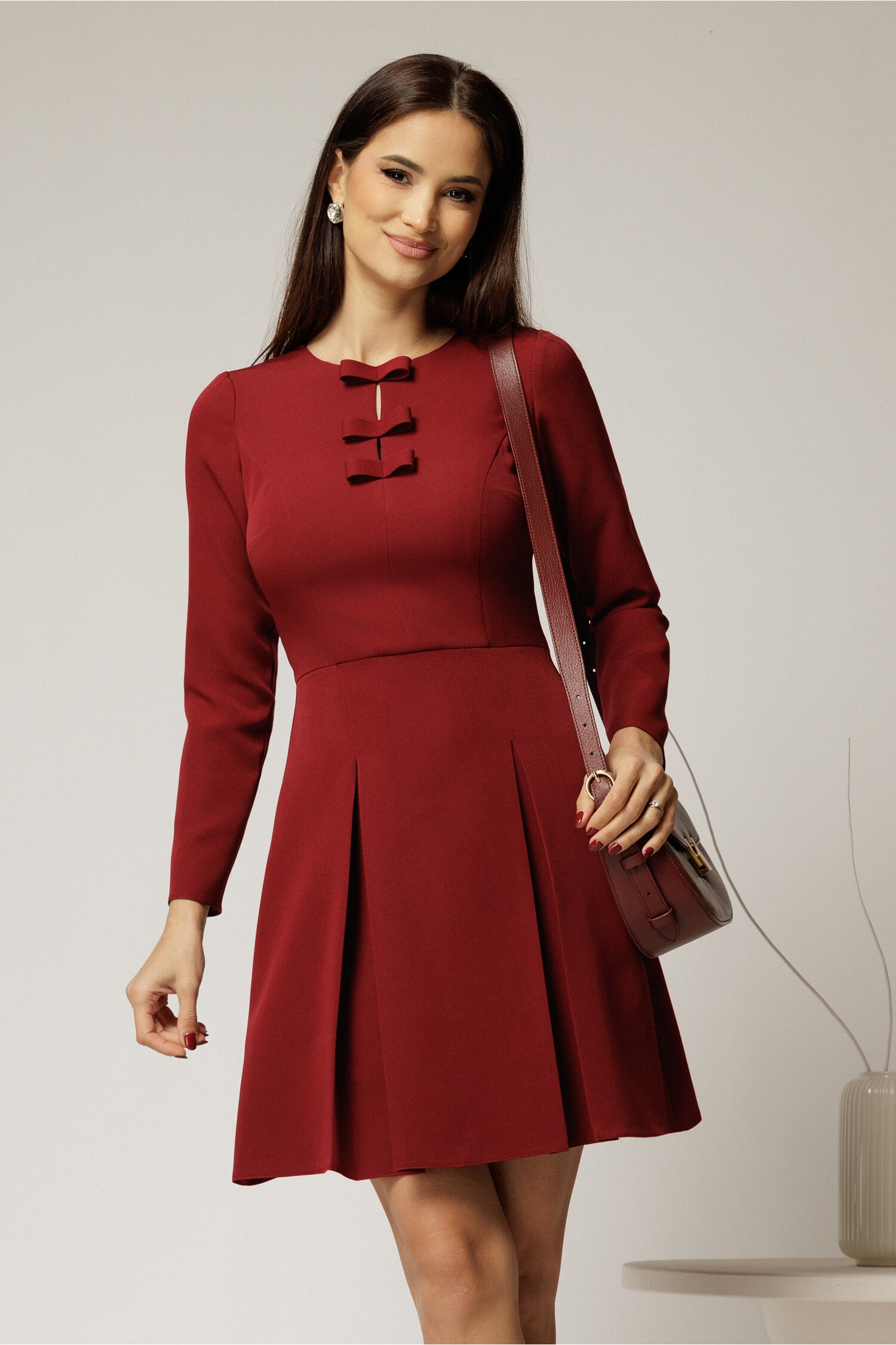 Rochie bordo scurtă cu funde și pliuri Rochie bordo scurtă cu funde și pliuri