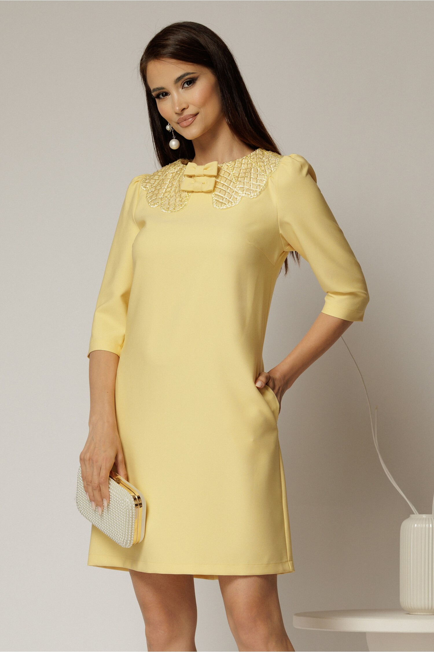 Rochie scurtă galbenă de ocazie cu croi drept și guler cu mărgele la decolteu – DY Fashion Rochie scurtă galbenă de ocazie cu croi drept și guler cu mărgele la decolteu – DY Fashion