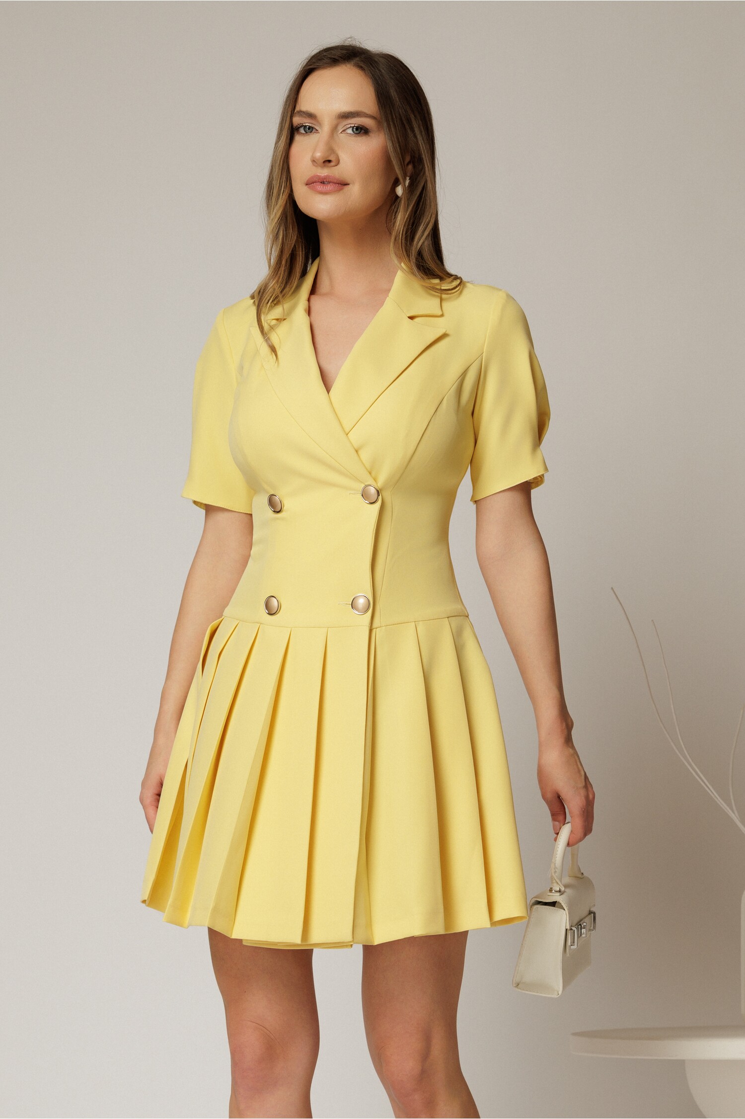 Rochie scurtă galbenă tip sacou cu pliuri pe fustă Rochie scurtă galbenă tip sacou cu pliuri pe fustă