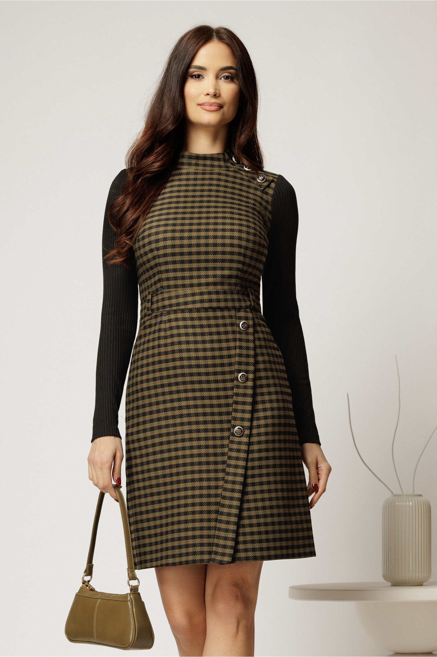 Rochie scurtă carouri kaki cu nasturi pe fustă Rochie scurtă carouri kaki cu nasturi pe fustă