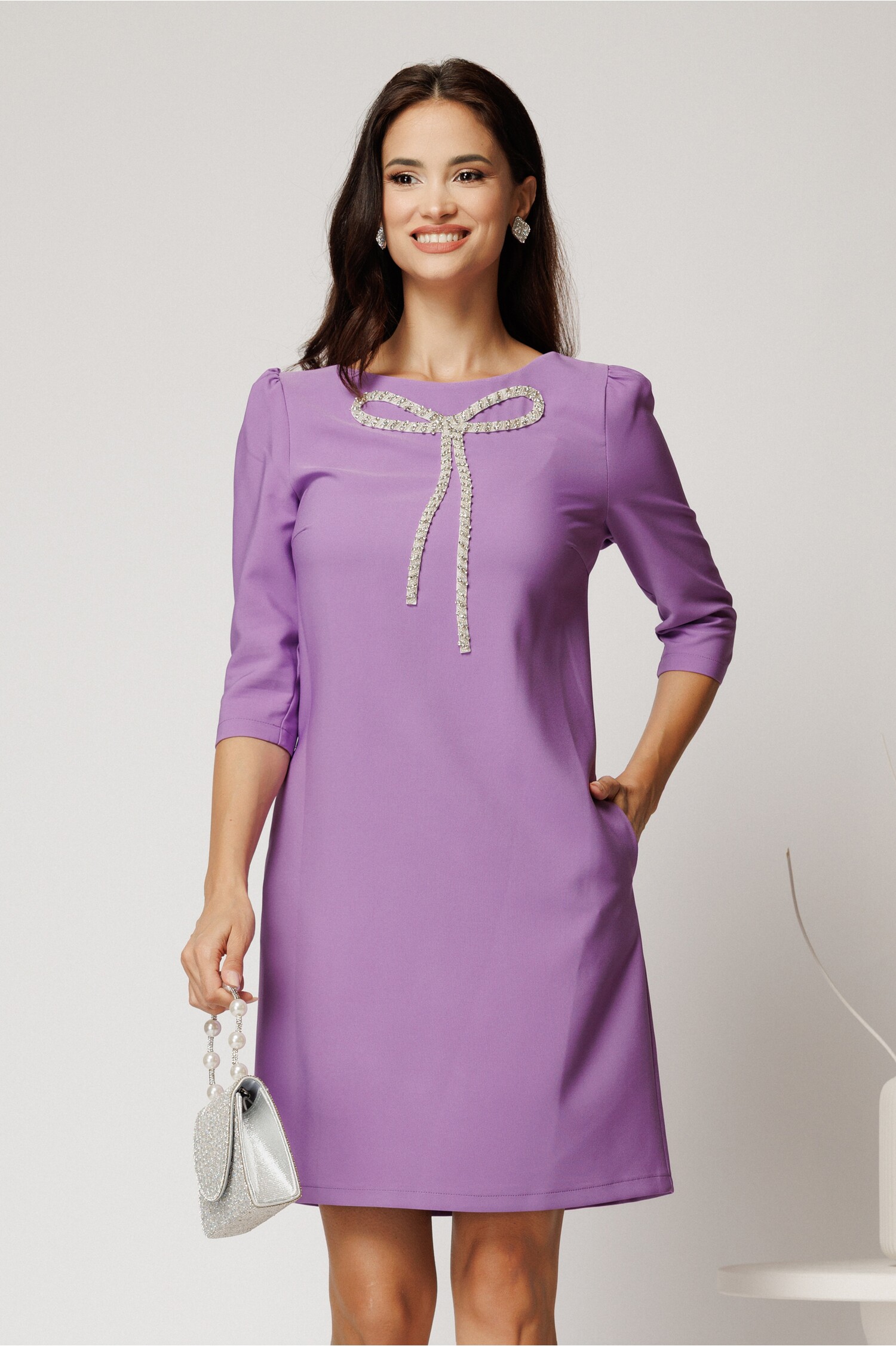 Rochie scurtă lila din stofă cu croi cambrat și fundă din strasuri Rochie scurtă lila din stofă cu croi cambrat și fundă din strasuri