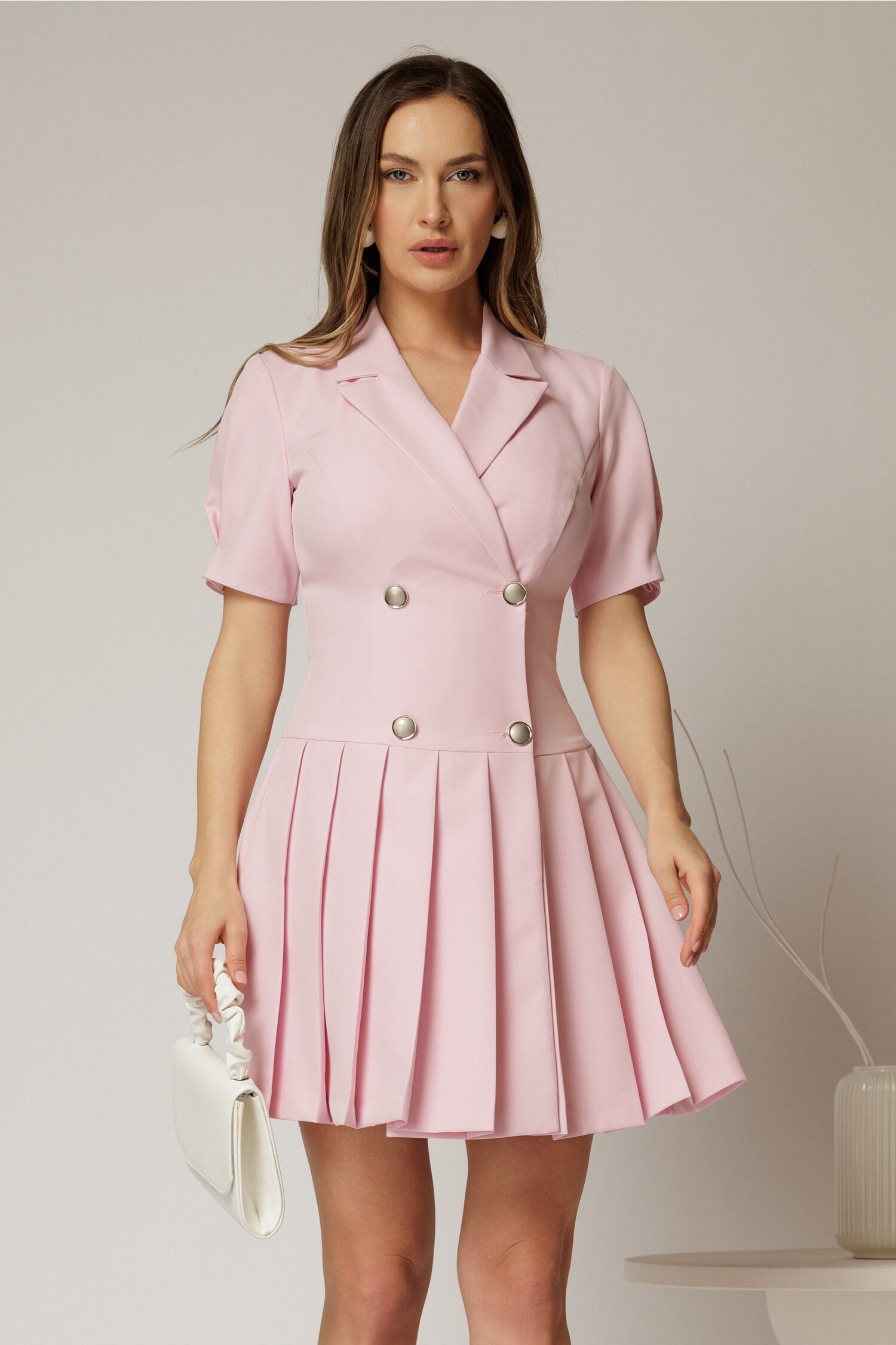 Rochie scurtă roz tip sacou cu pliuri pe fustă Rochie scurtă roz tip sacou cu pliuri pe fustă