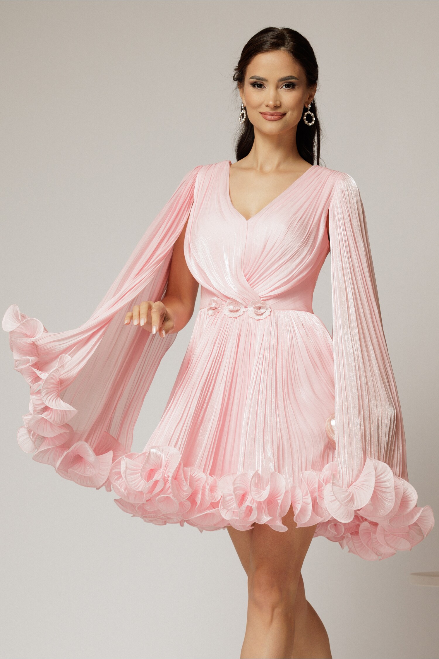 Rochie scurtă roz de ocazie cu aplicații florale pe talie din voal peliculizat Rochie scurtă roz de ocazie cu aplicații florale pe talie din voal peliculizat