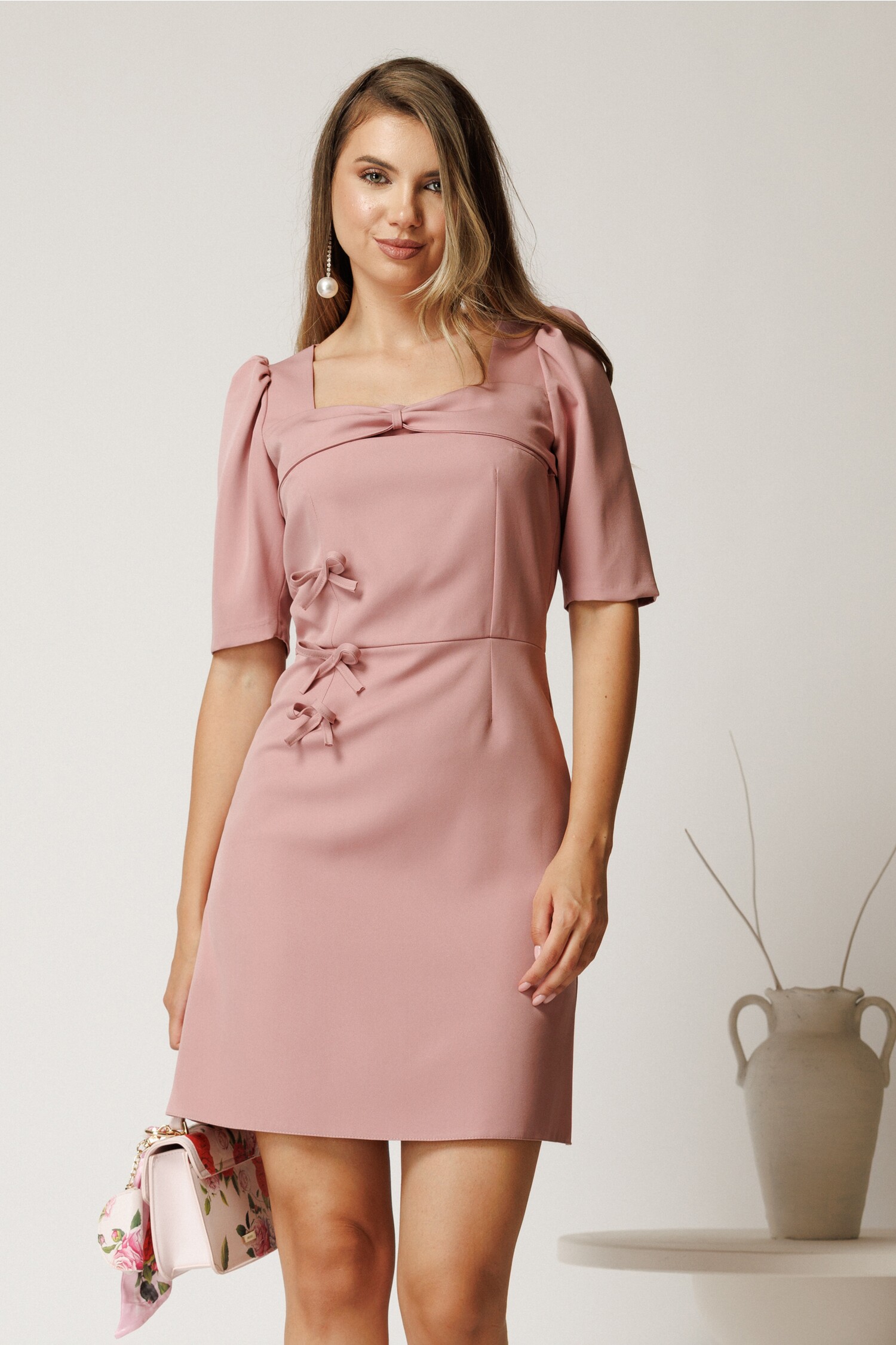 Rochie scurtă roz din stofă cu fundițe Rochie scurtă roz din stofă cu fundițe