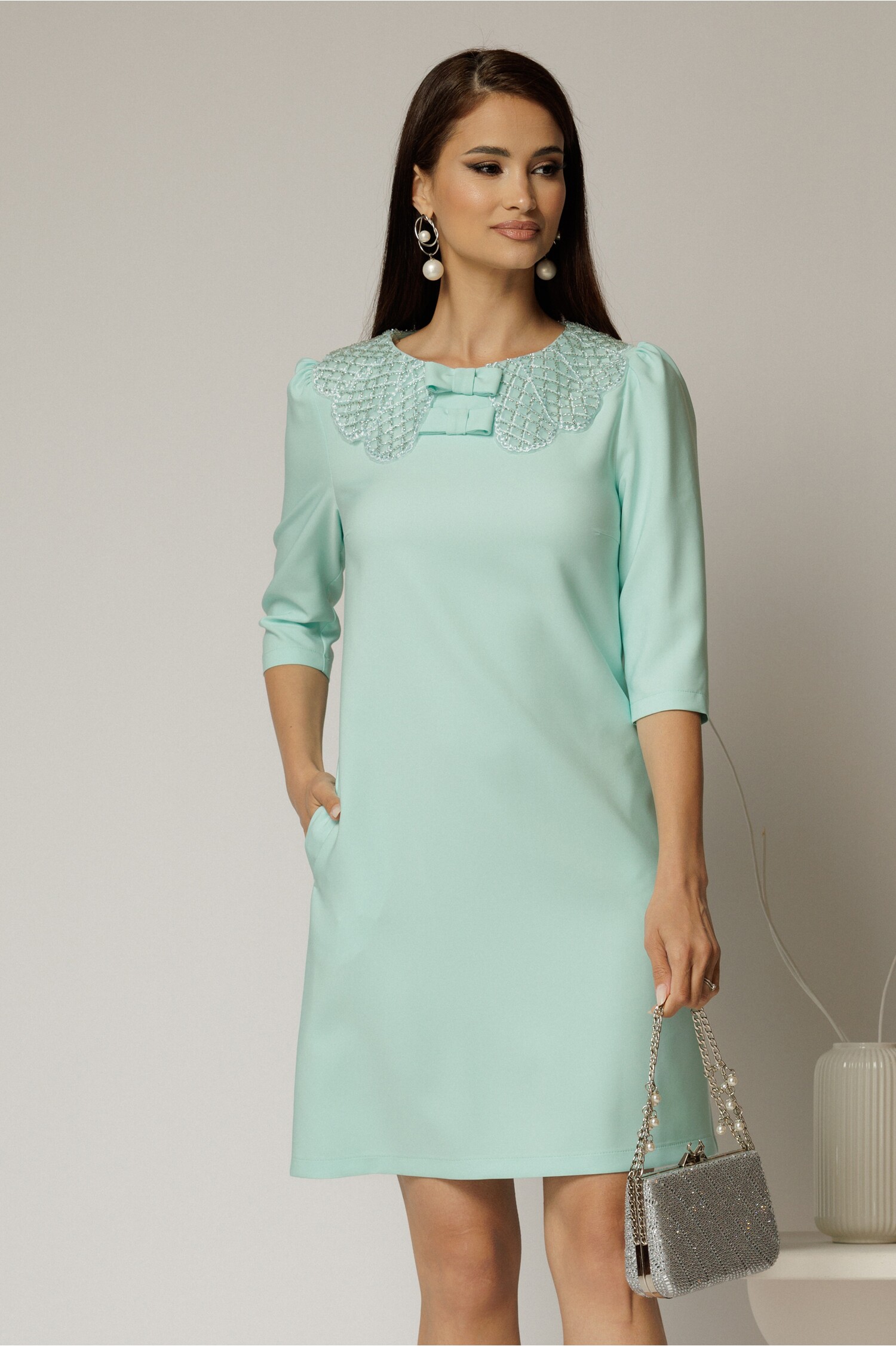 Rochie scurtă turcoaz de ocazie cu croi drept și guler cu margele la decolteu – DY Fashion Rochie scurtă turcoaz de ocazie cu croi drept și guler cu margele la decolteu – DY Fashion