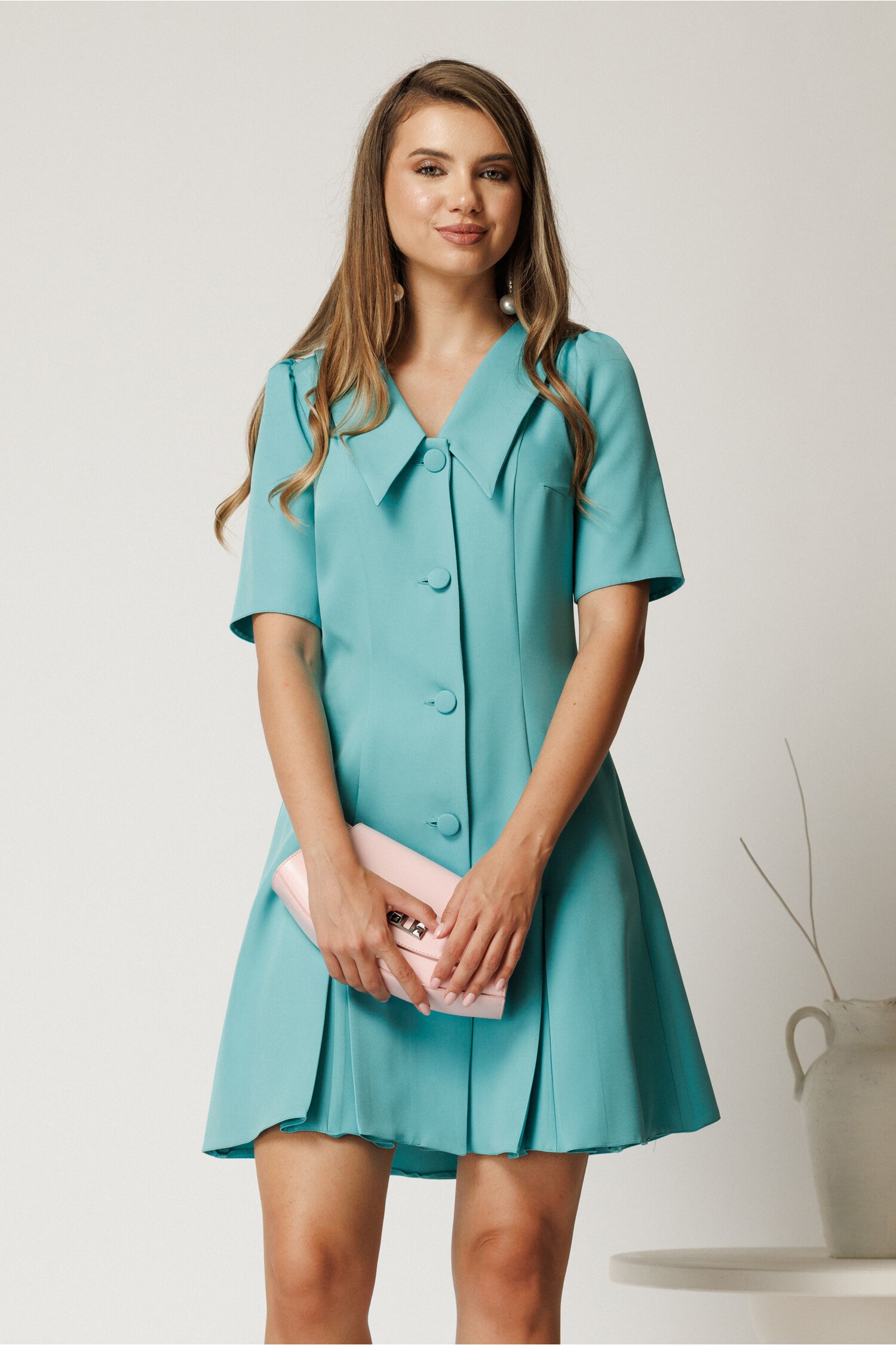 Rochie scurtă turcoaz din stofă în clini cu nasturi și guler maxi Rochie scurtă turcoaz din stofă în clini cu nasturi și guler maxi