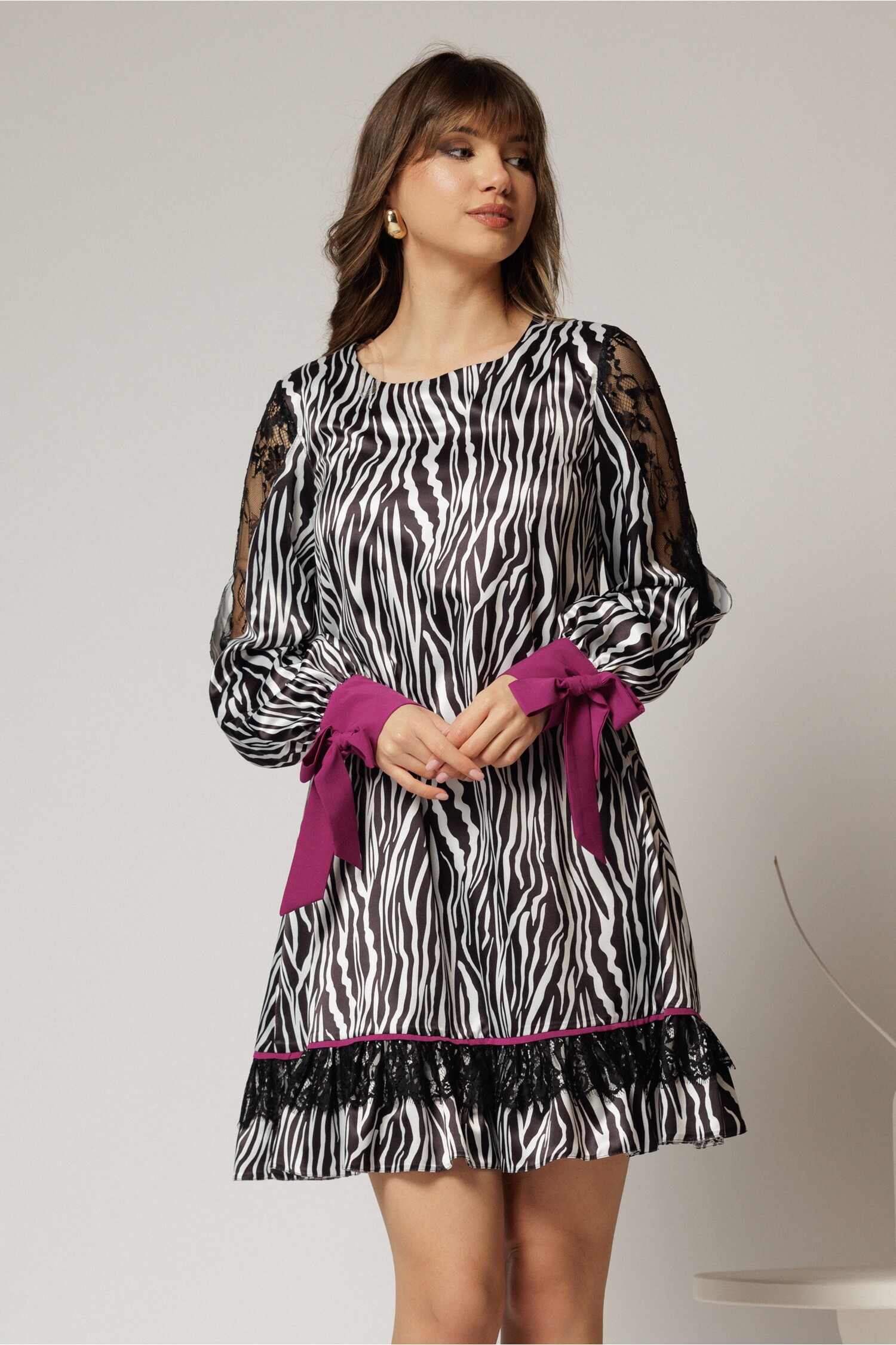 Rochie scurtă cu imprimeu zebra și detalii mov Rochie scurtă cu imprimeu zebra și detalii mov