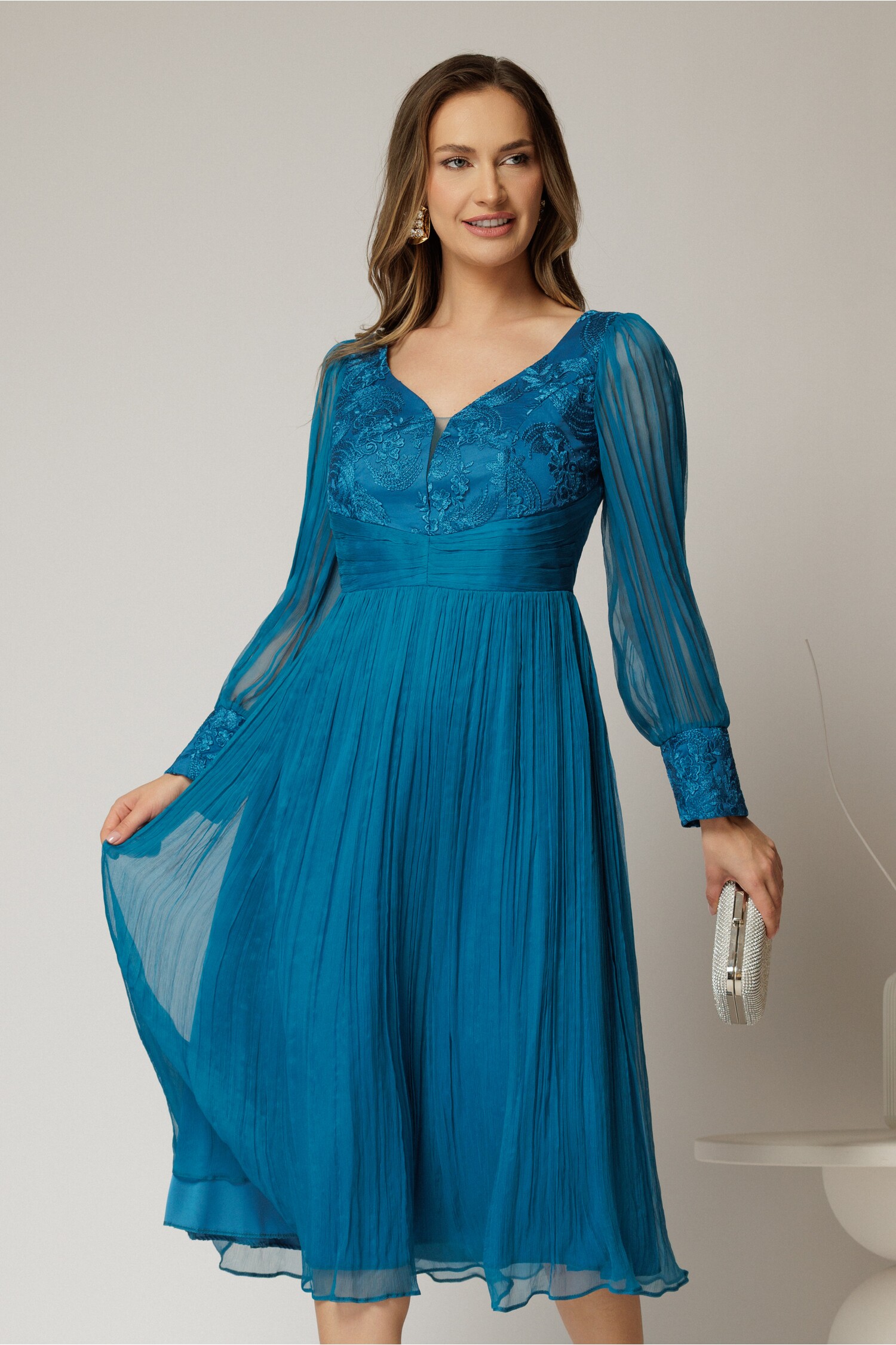 Rochie de seară turcoaz din mătase naturală cu broderie la bust Rochie de seară turcoaz din mătase naturală cu broderie la bust