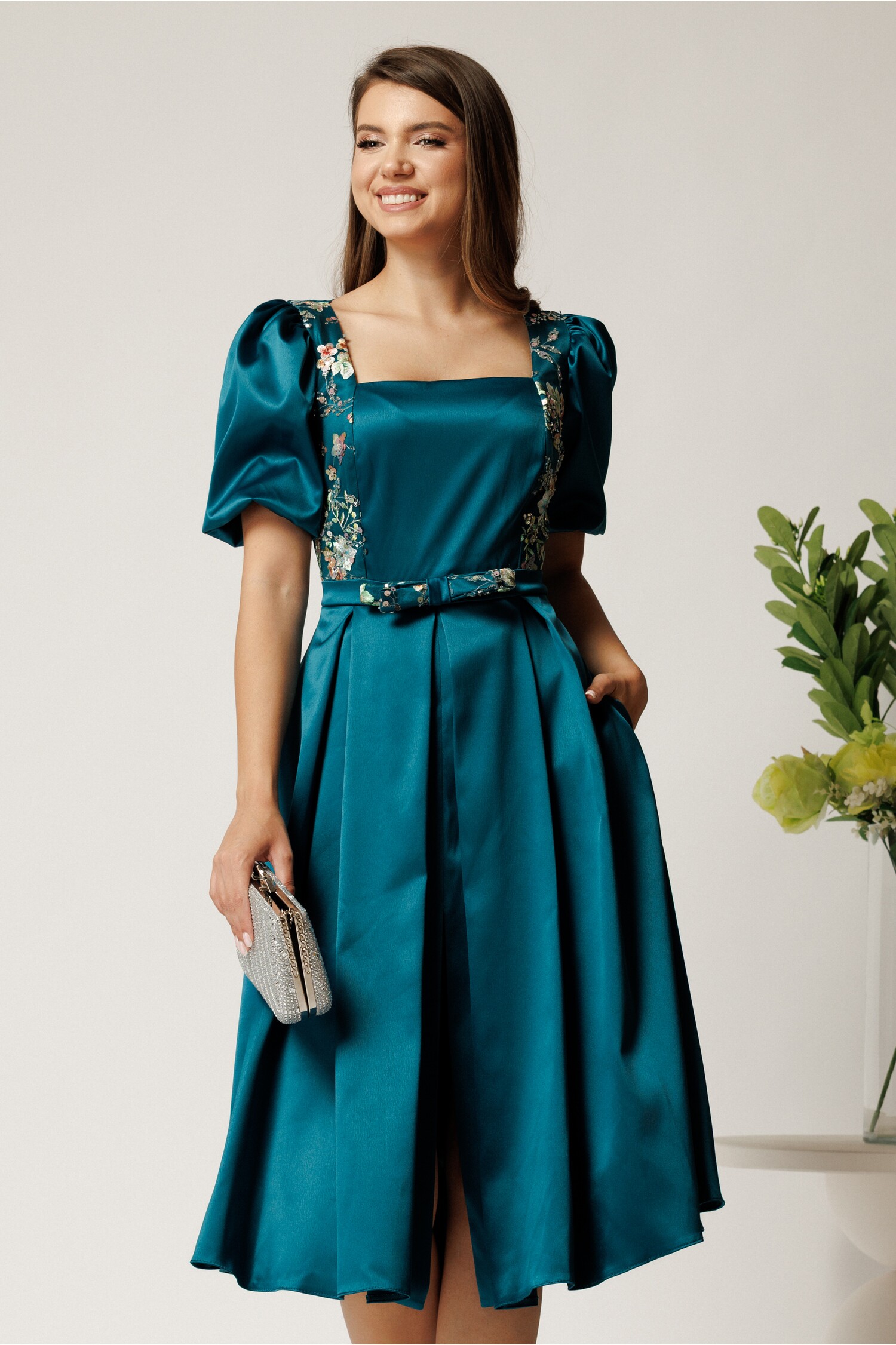 Rochie midi valeria turcoaz din satin cu broderie și paiete Rochie midi valeria turcoaz din satin cu broderie și paiete