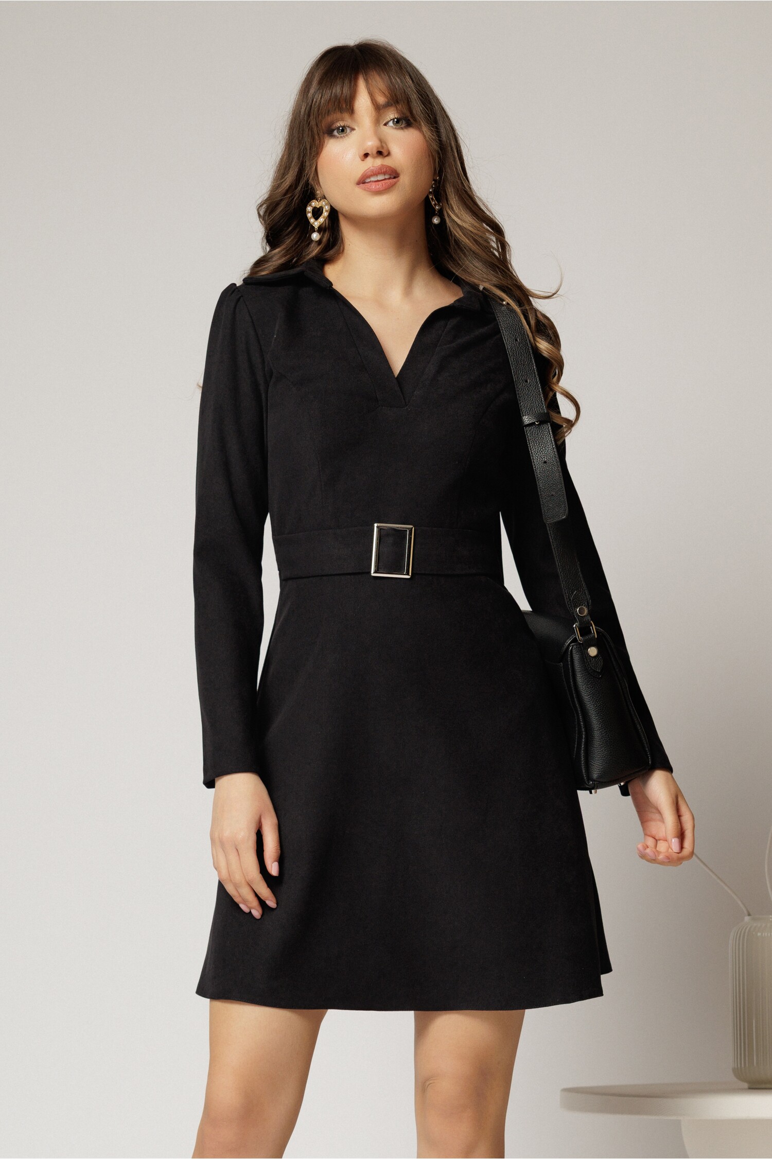 Rochie scurtă neagră din catifea reiata cu cataramă Rochie scurtă neagră din catifea reiata cu cataramă