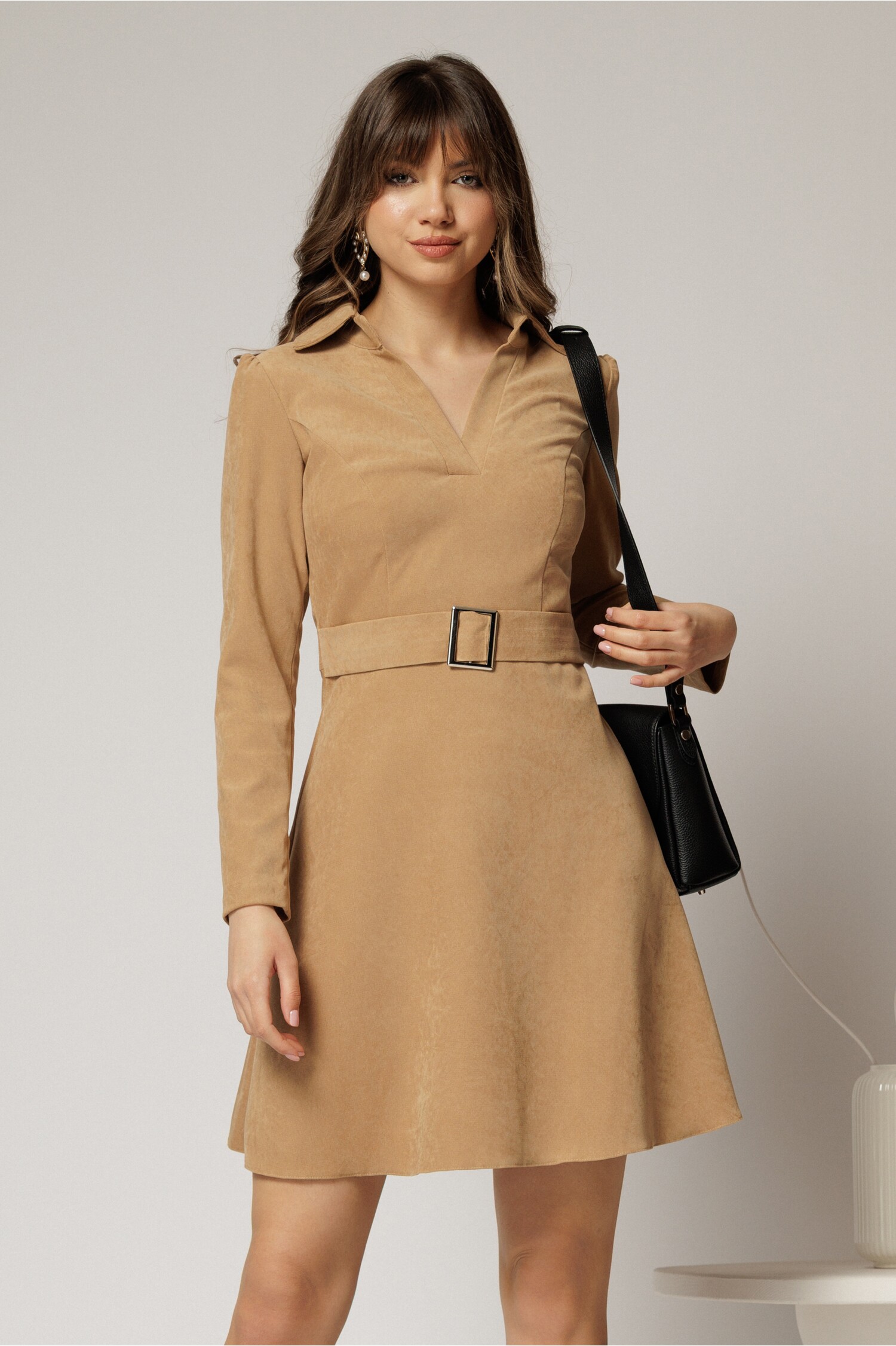 Rochie scurtă bej din catifea raiată cu cataramă în talie Rochie scurtă bej din catifea raiată cu cataramă în talie