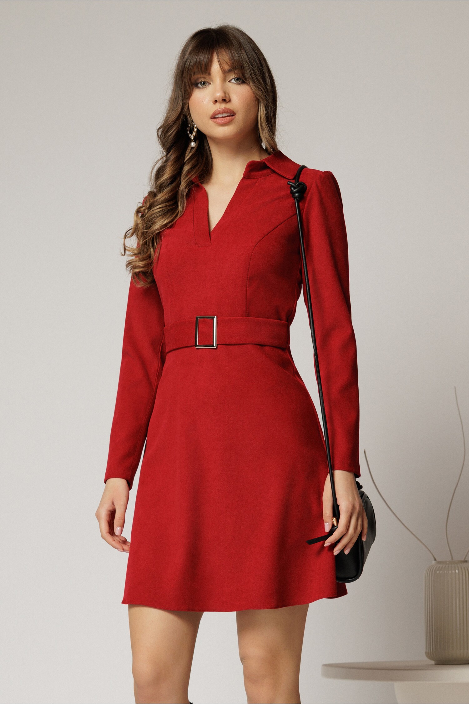 Rochie scurtă bordo din catifea raiată cu cataramă în talie Rochie scurtă bordo din catifea raiată cu cataramă în talie