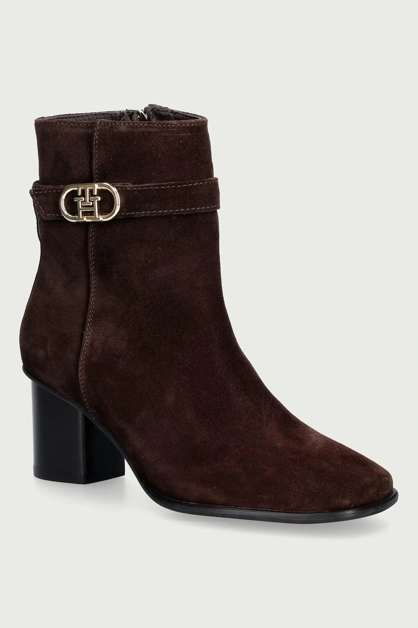 Botine cu toc jos din piele întoarsă TH STRAP SUEDE BLOCK HEEL BOOT – Tommy Hilfiger Botine cu toc jos din piele întoarsă TH STRAP SUEDE BLOCK HEEL BOOT – Tommy Hilfiger