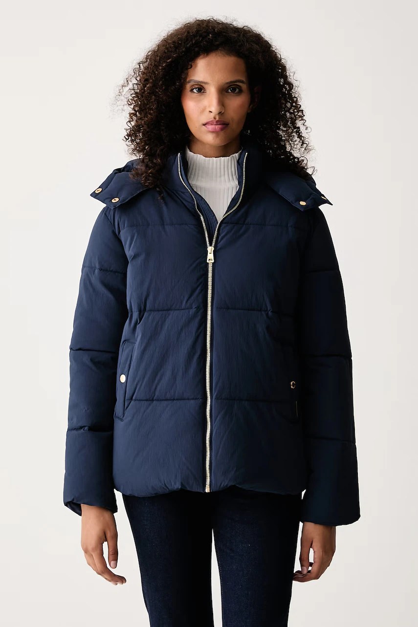 Geacă matlasată pentru femei. SHORT PUFFER –. –. –. – U.S. Polo Assn. Geacă matlasată pentru femei. SHORT PUFFER –. –. –. – U.S. Polo Assn.