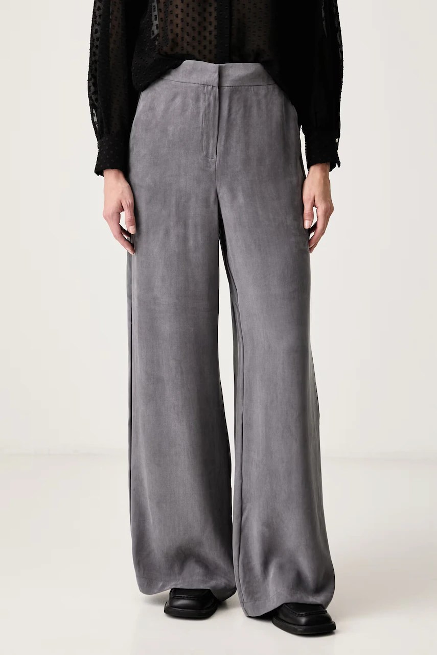 Pantaloni straight pentru femei din lyocell IBLQUINTO – iBlues Pantaloni straight pentru femei din lyocell IBLQUINTO – iBlues