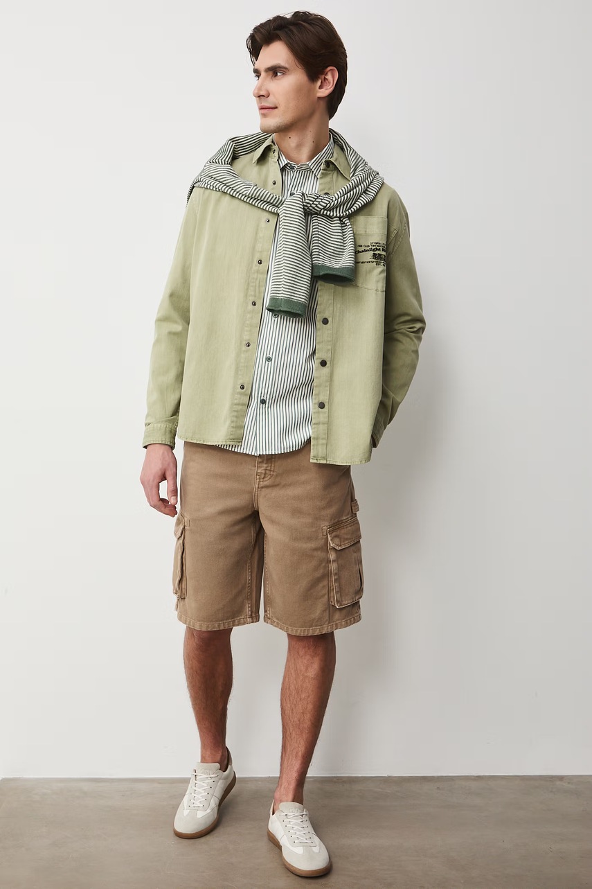 Cămașă de bărbați din denim cu efect prespălat Cămașă de bărbați din denim cu efect prespălat