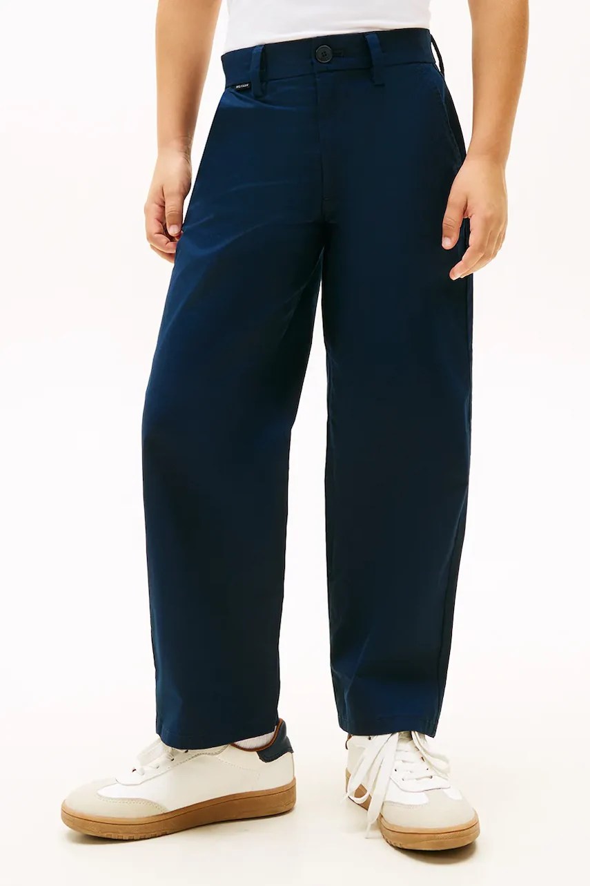 Pantaloni chinos tommy hilfiger pentru copii din bumbac cu elastan Pantaloni chinos tommy hilfiger pentru copii din bumbac cu elastan