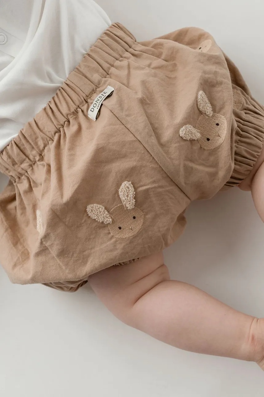 Pantaloni scurți din bumbac pentru bebeluși Carson Bloomers Fluffy Bunnies Pantaloni scurți din bumbac pentru bebeluși Carson Bloomers Fluffy Bunnies