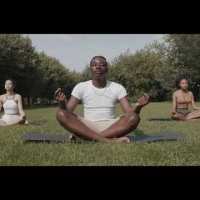 WIE RICHTIG glücklich sein FUNKTIONIERT. Achtsamkeit und Meditation – Das Glück WIE RICHTIG glücklich sein FUNKTIONIERT. Achtsamkeit und Meditation – Das Glück