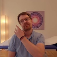 Übung gegen Verspannungen bei Tinnitus und Schwindel. Übung gegen Verspannungen bei Tinnitus und Schwindel.