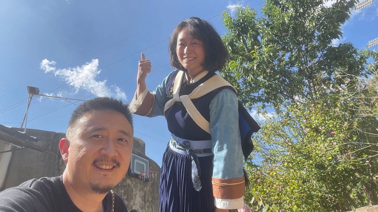 พา จ้าวชุนเจียว ไปตัดชุดชนเผ่าน่าซี ในลี่เจียง มณฑลยูนนาน จีน พา จ้าวชุนเจียว ไปตัดชุดชนเผ่าน่าซี ในลี่เจียง มณฑลยูนนาน จีน