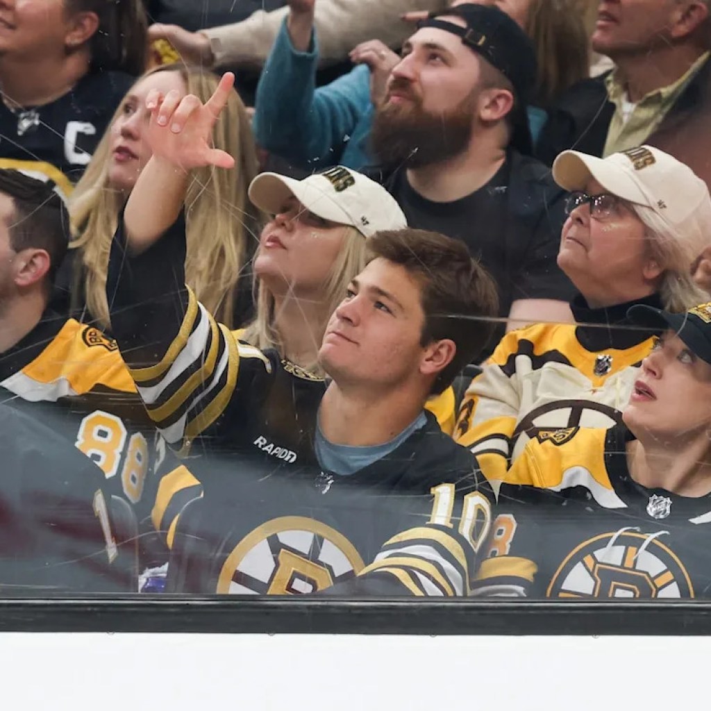 How Bruins showed support for the Patriots ahead of AFC Championship How Bruins showed support for the Patriots ahead of AFC Championship