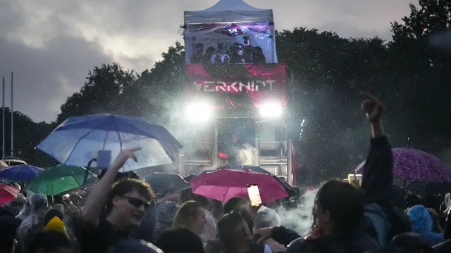 “Rave Planet”: Rescue staff deal with masses of Berlin techno-parade “Rave Planet”: Rescue staff deal with masses of Berlin techno-parade