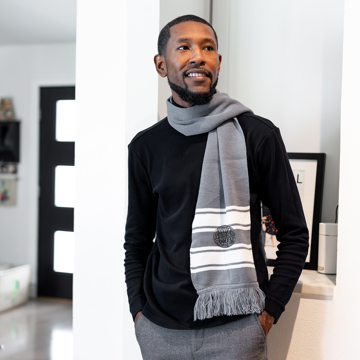 Two-tone Knit Scarf With Fringe 1