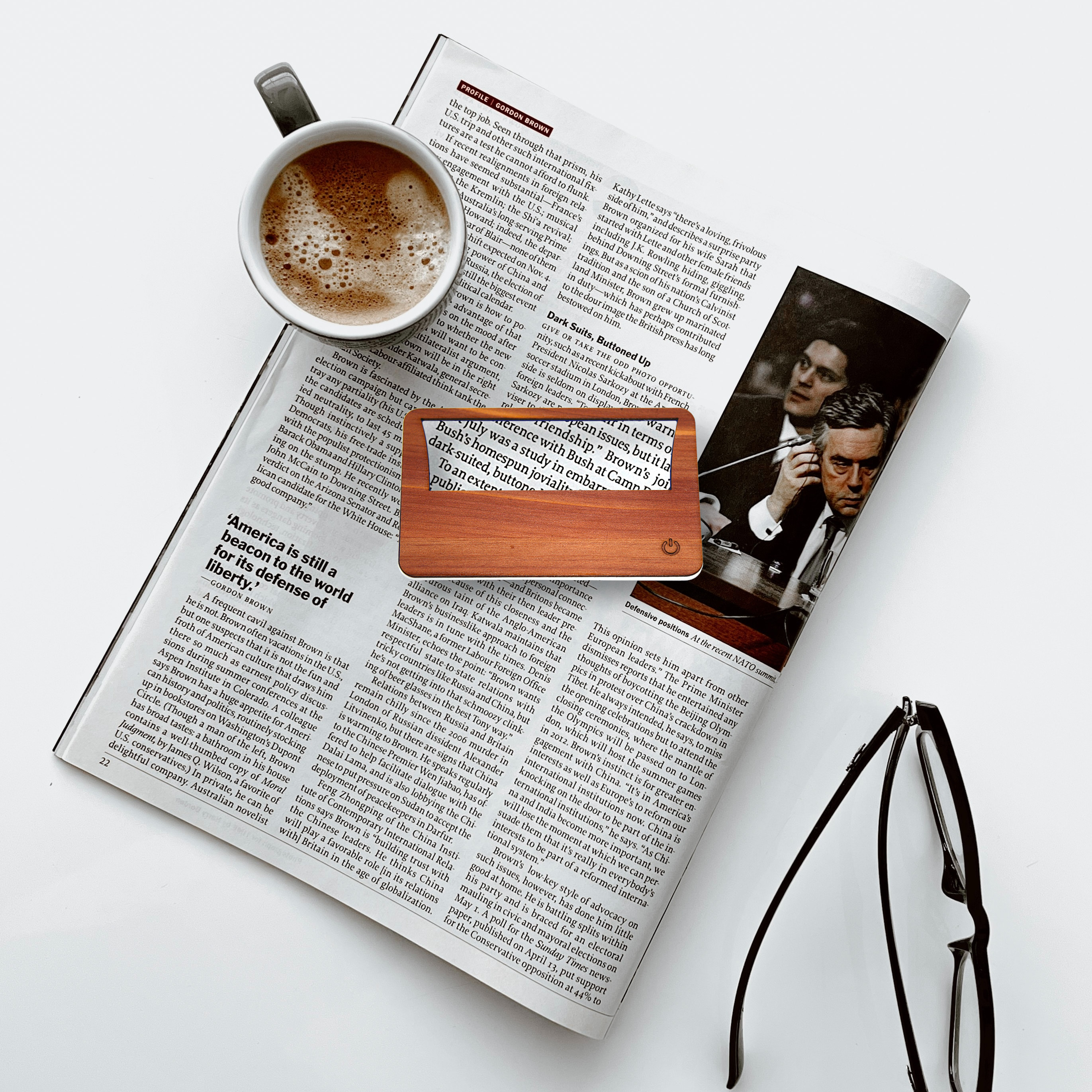 Wooden Credit-Card Magnifying LED Light (RATTLER) 1