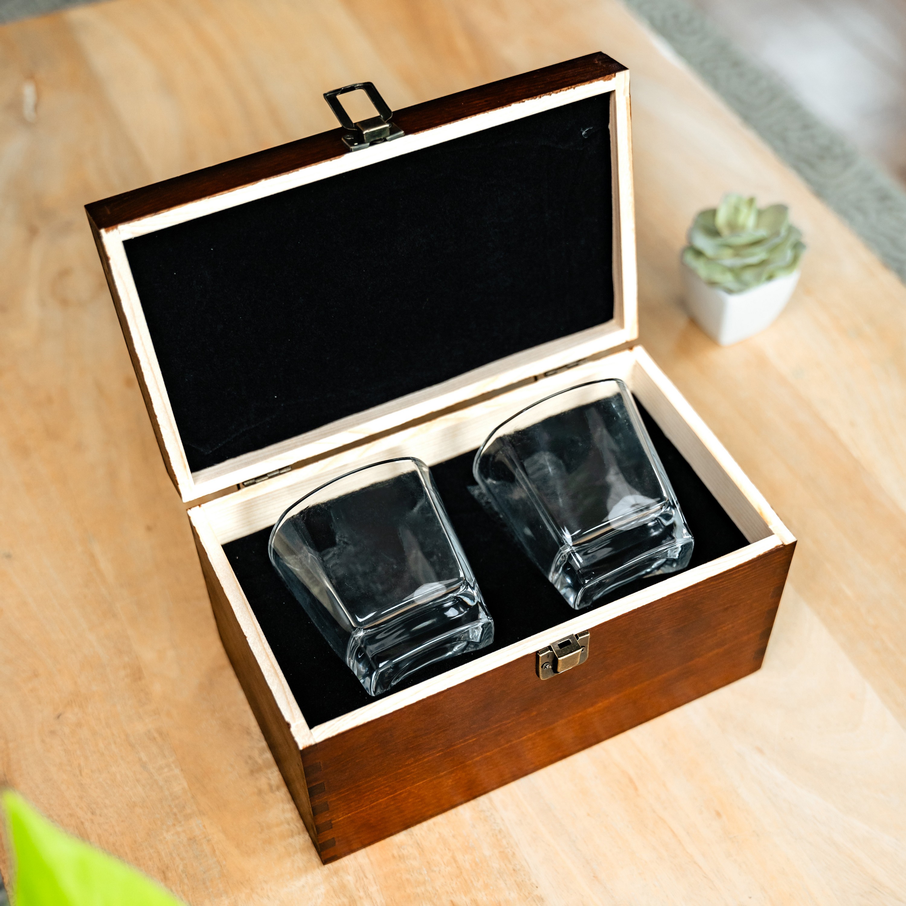 Aviara Whiskey Glass 2pc Set - Branded Wood Box 1
