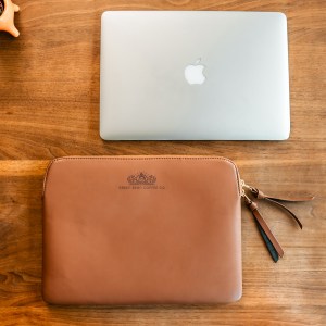 Eco-Deluxe 13.6" Laptop Sleeve - Caramel 1 Eco-Deluxe 13.6" Laptop Sleeve - Caramel 1